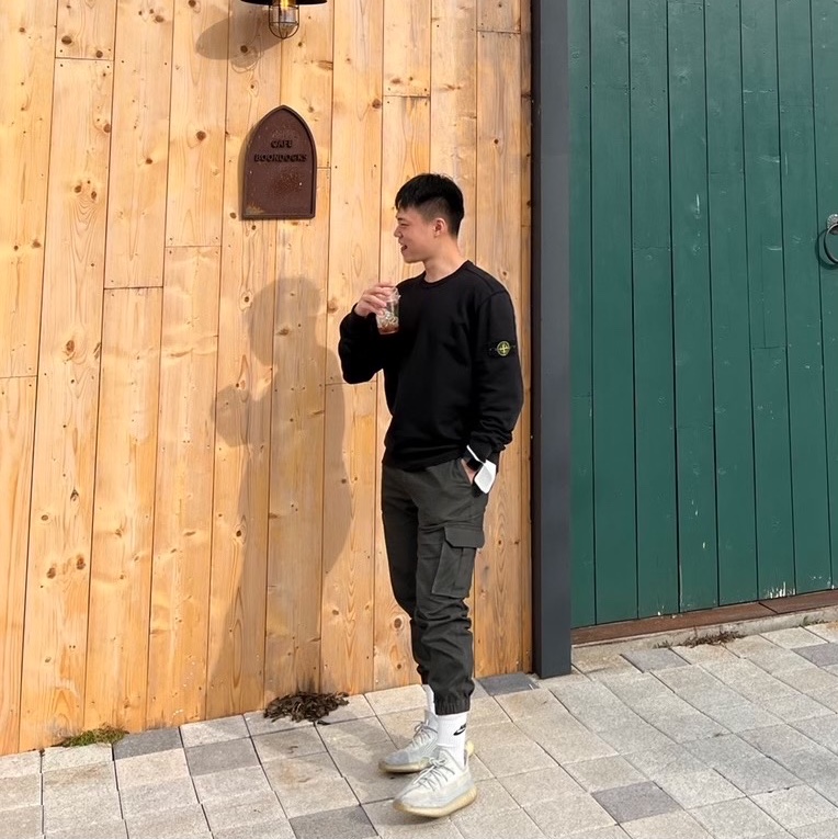 Stone Island 63020 Crewneck Sweatshirt Black - 21FW, Adidas Yeezy Boost 350 V2 Cloud White - Non-Reflective 착용 스타일