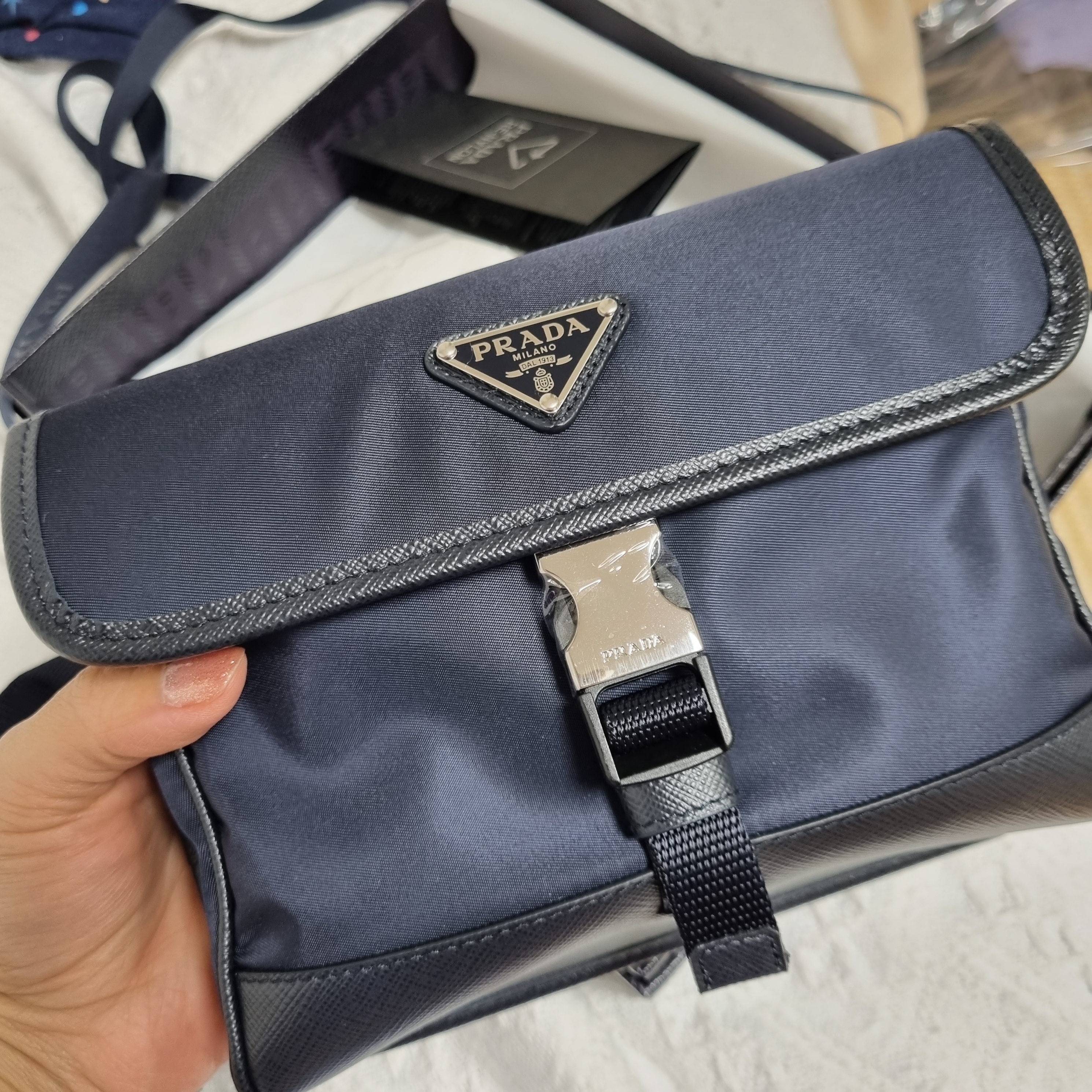 Prada Re-Nylon and Saffiano Leather Smartphone Case Black 착용 스타일 - 2