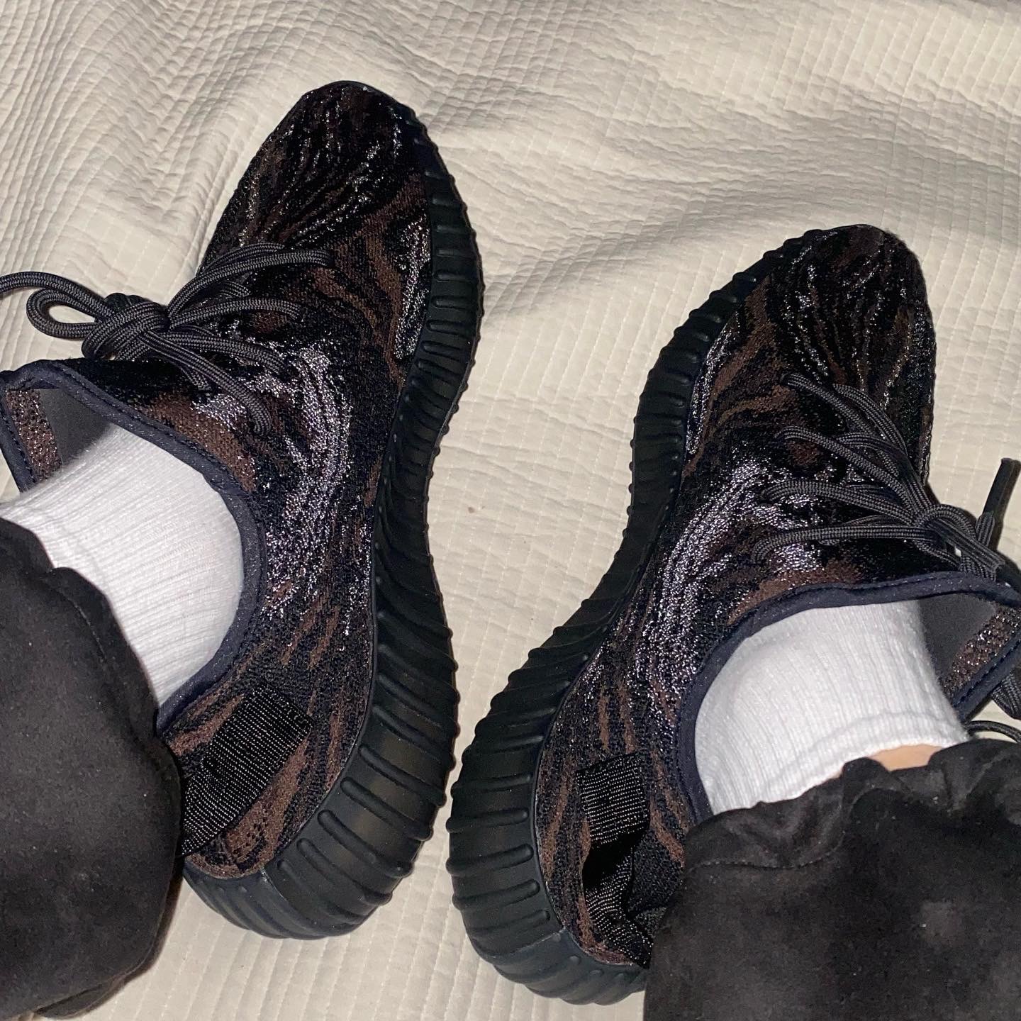 Adidas Yeezy Boost 350 V2 MX Rock 착용 스타일 - 1
