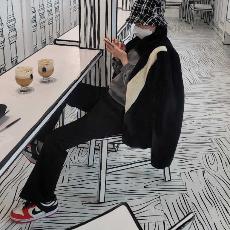 (W) Nike NSW Faux Fur Jacket Black - US/EU, Nike x NBA Dunk Low Retro EMB Black and Chile Red 착용 스타일
