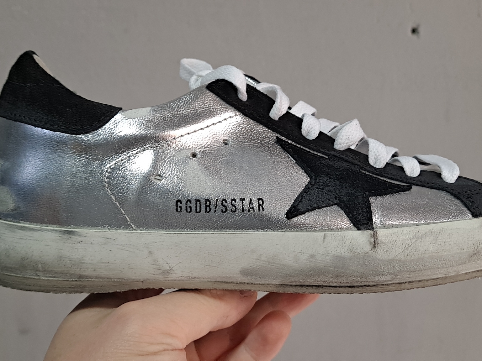 Golden Goose Superstar White Silver Heel Tab Sneakers, Golden Goose Superstar Silver Black Tab Sneakers 착용 스타일 - 2