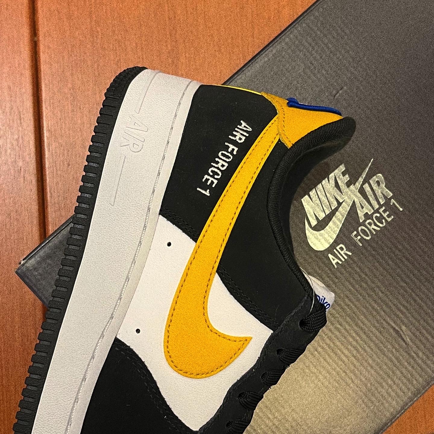 Nike Air Force 1 '07 LV8 Athletic Club Black Dark Sulfur 착용 스타일