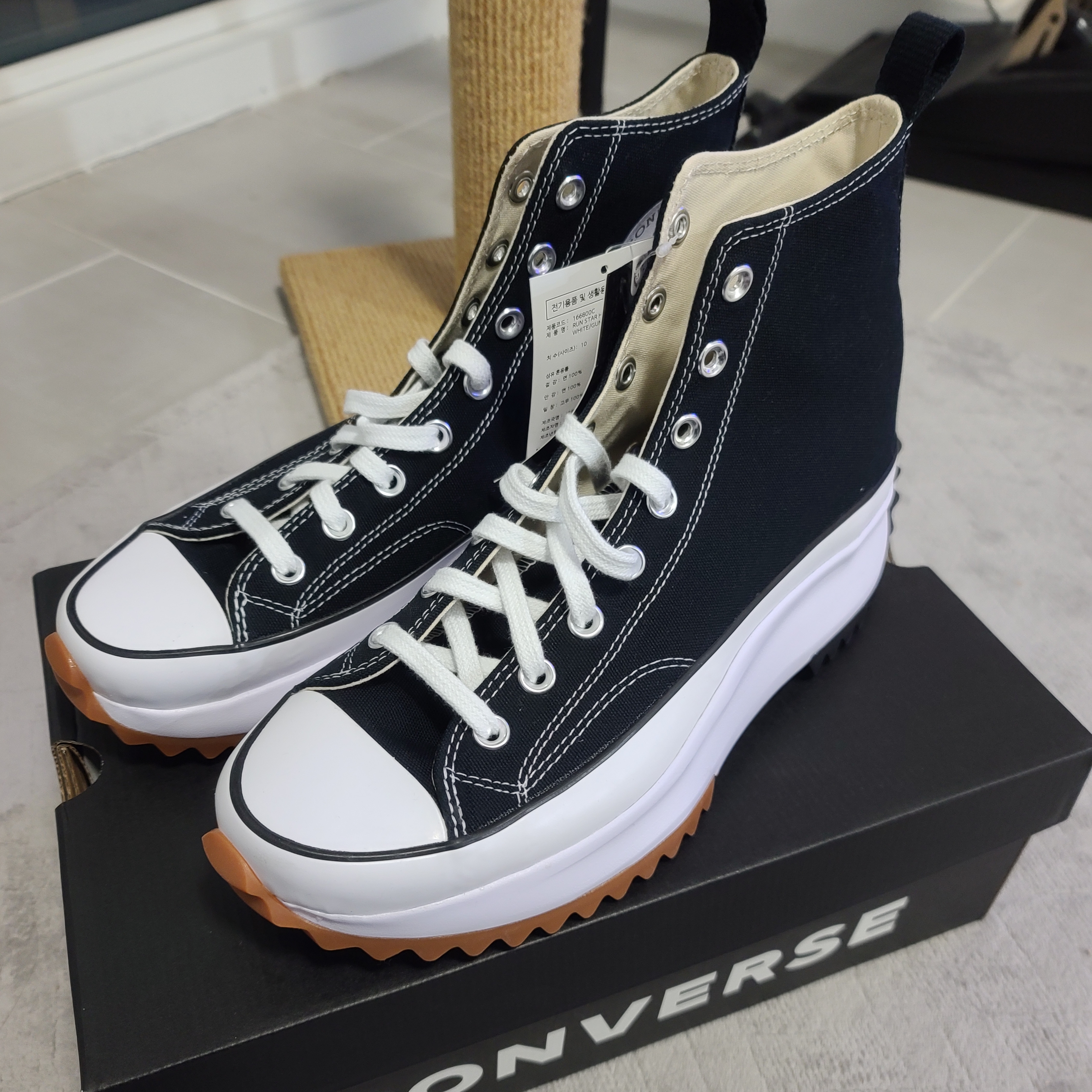 Converse Run Star Hike Hi Black White Gum 착용 스타일