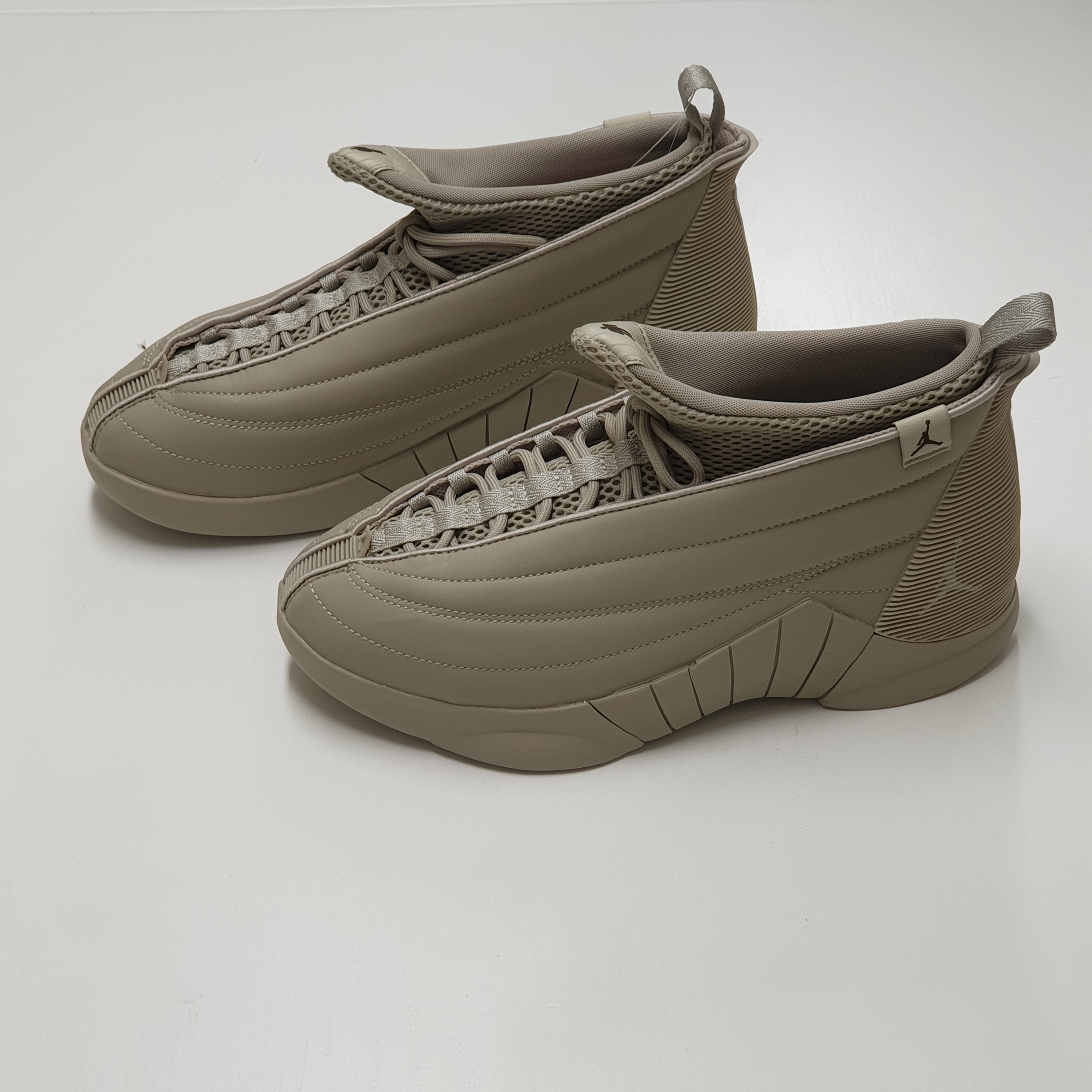 (W) Jordan 15 x Billie Eilish Retro SP Beige 착용 스타일 - 1
