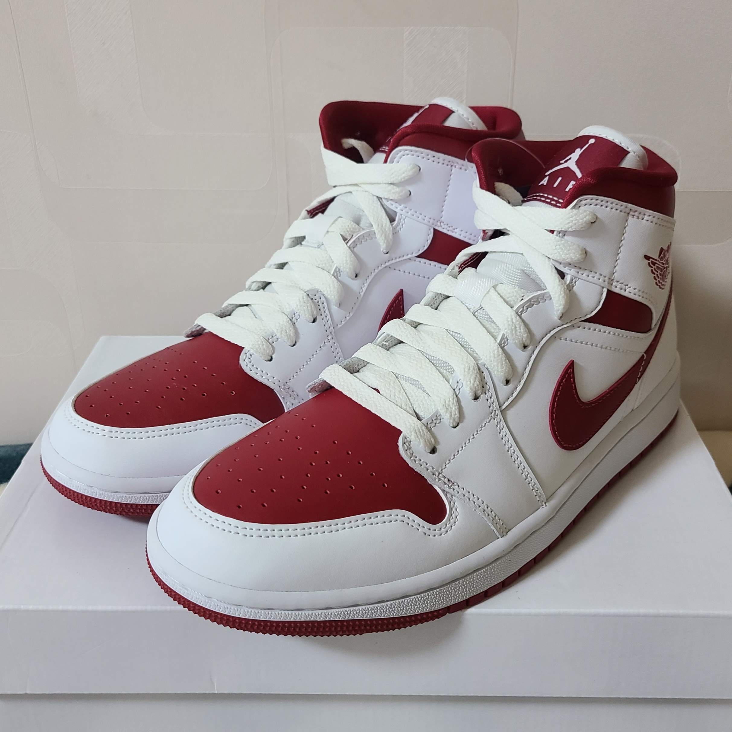 (W) Jordan 1 Mid Championship Red 착용 스타일 - 1