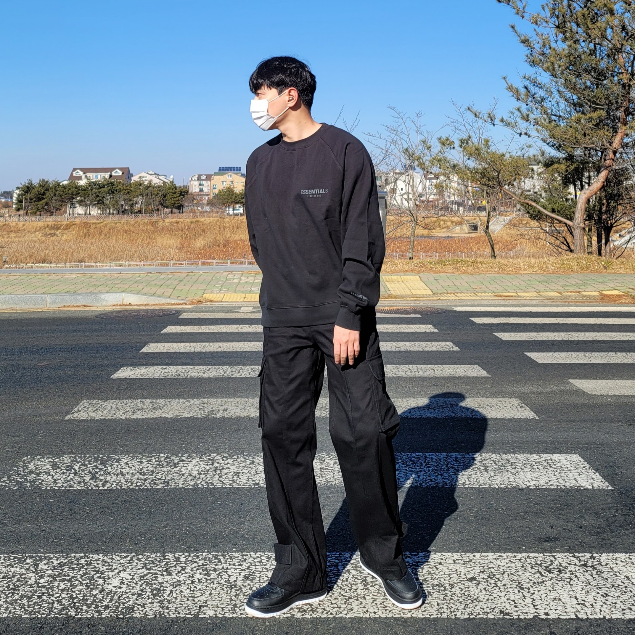 Essentials The Core Collection Pullover Crewneck Black, Nike Air Force 1 '07 Low Black White 착용 스타일
