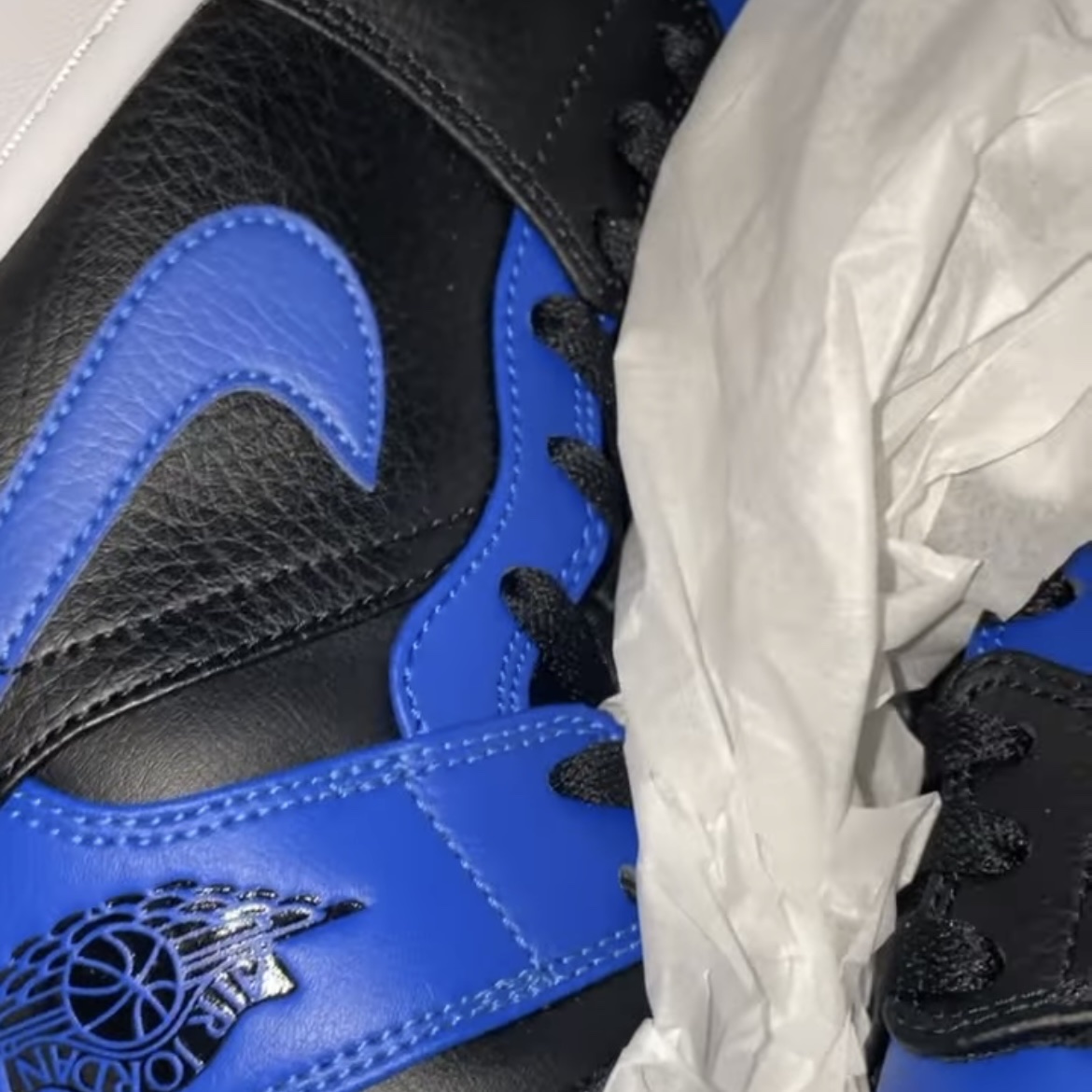 Jordan 1 Mid Black Hyper Royal 착용 스타일