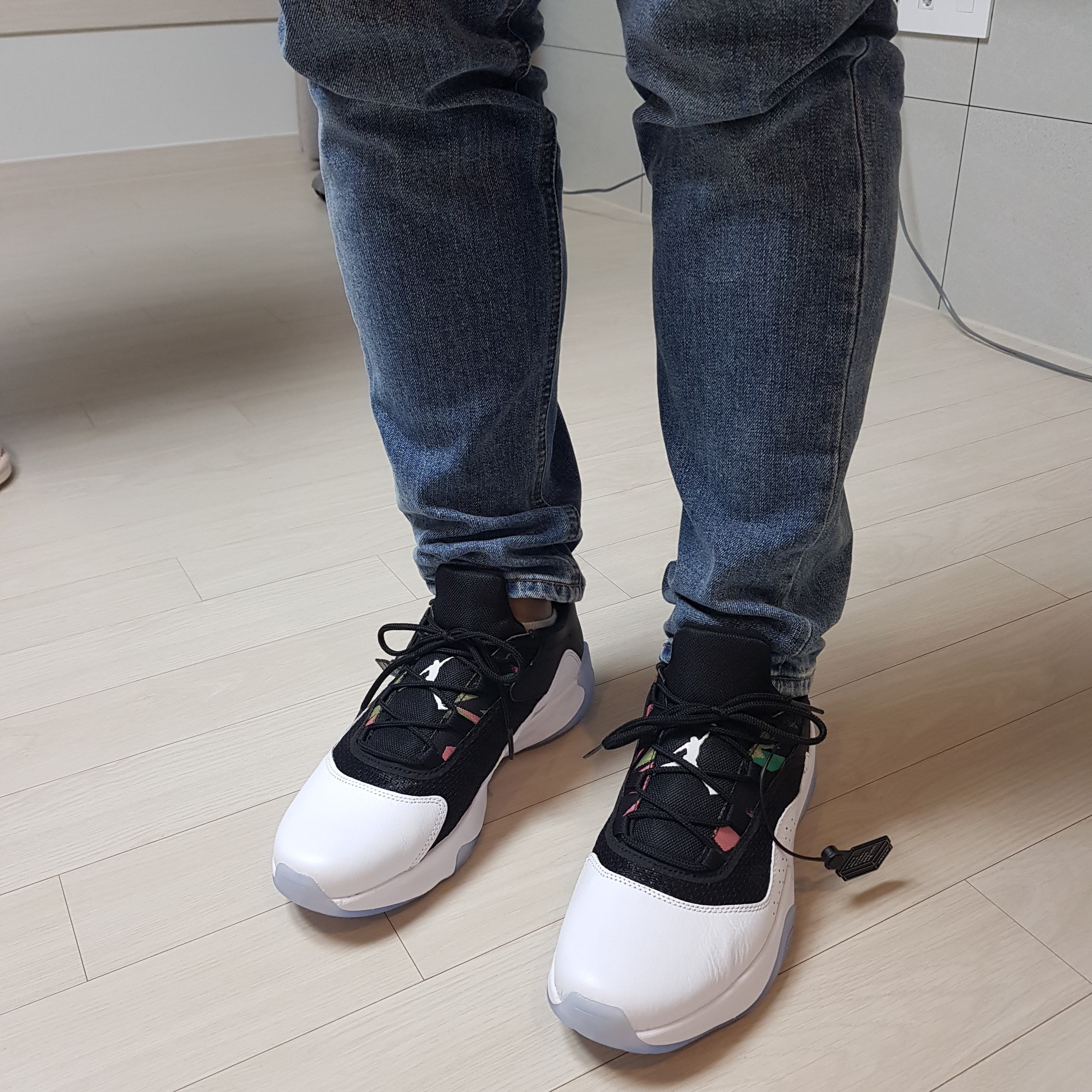 Jordan 11 CMFT Low South Beach 2021 착용 스타일 - 2