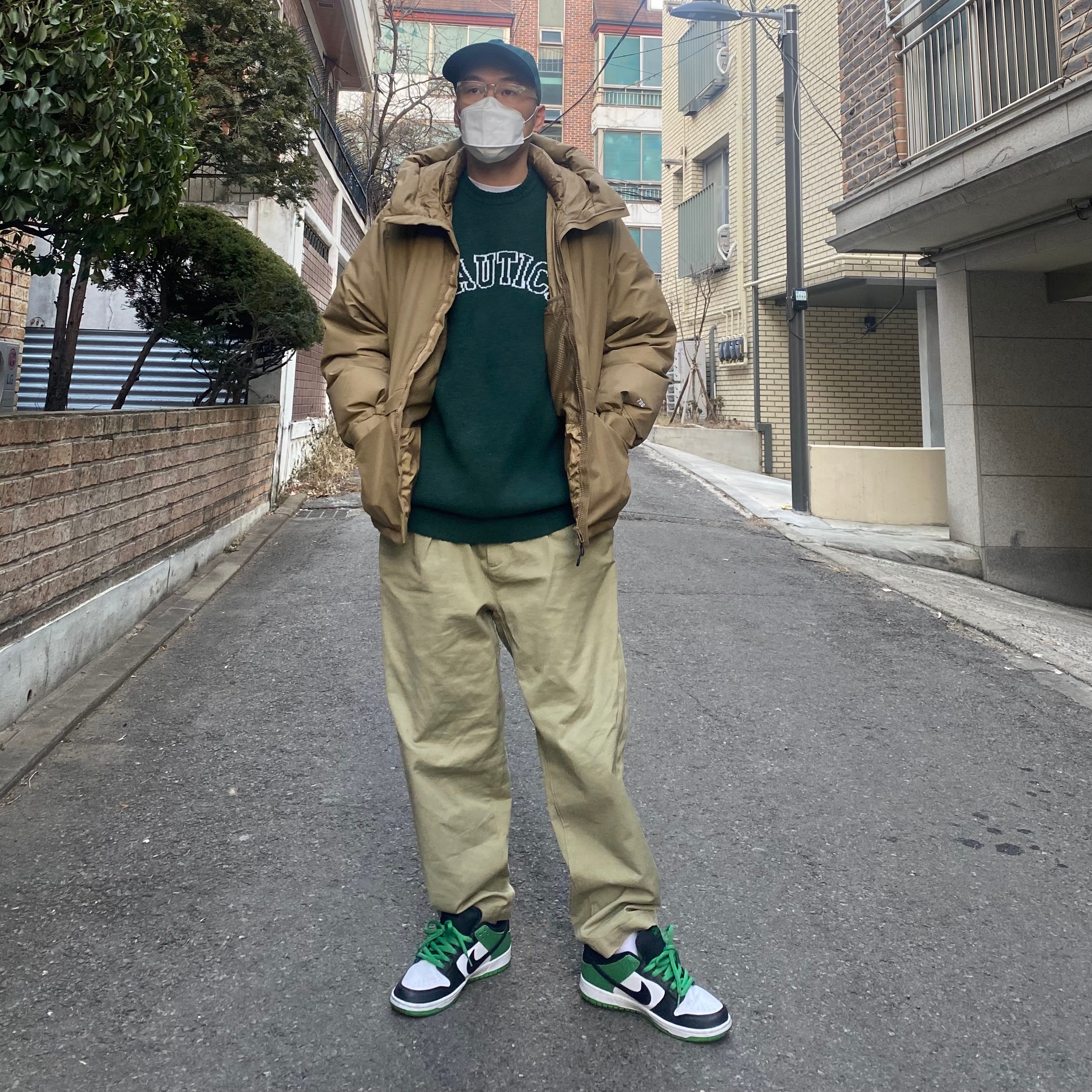 Nike SB Dunk Low Pro Black and Classic Green 착용 스타일