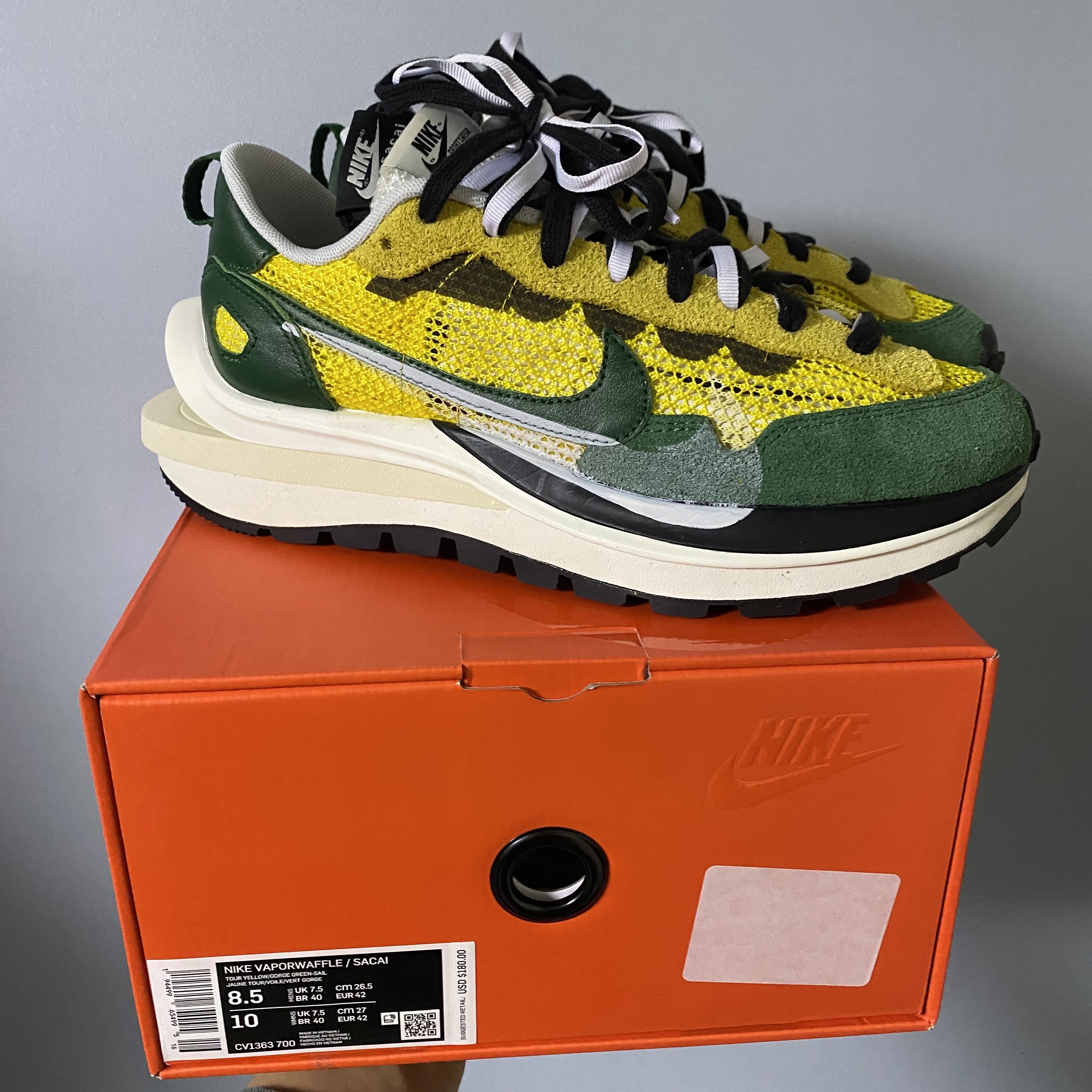 Nike x Sacai VaporWaffle Tour Yellow & Gorge Green Sail 착용 스타일
