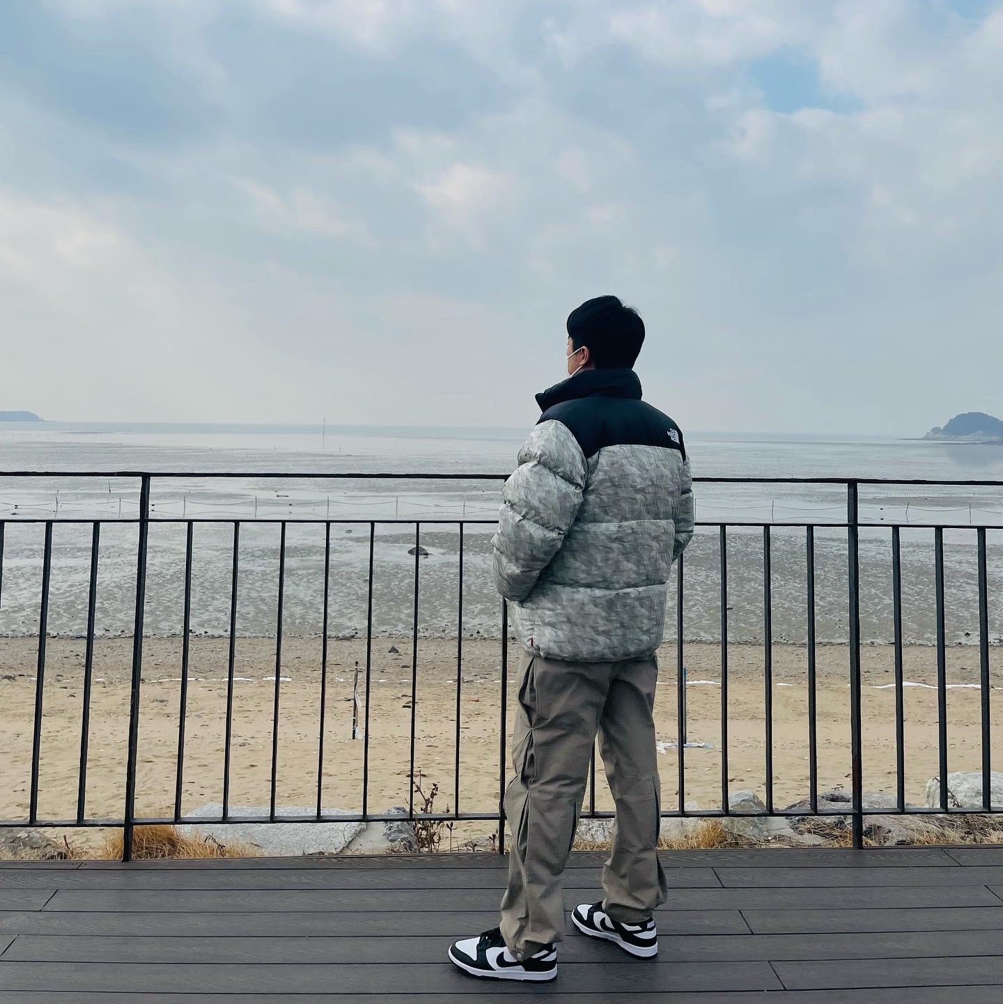Supreme x The North Face Paper Print Nuptse Jacket - 19FW, Nike Dunk Low Retro Black 착용 스타일 - 1