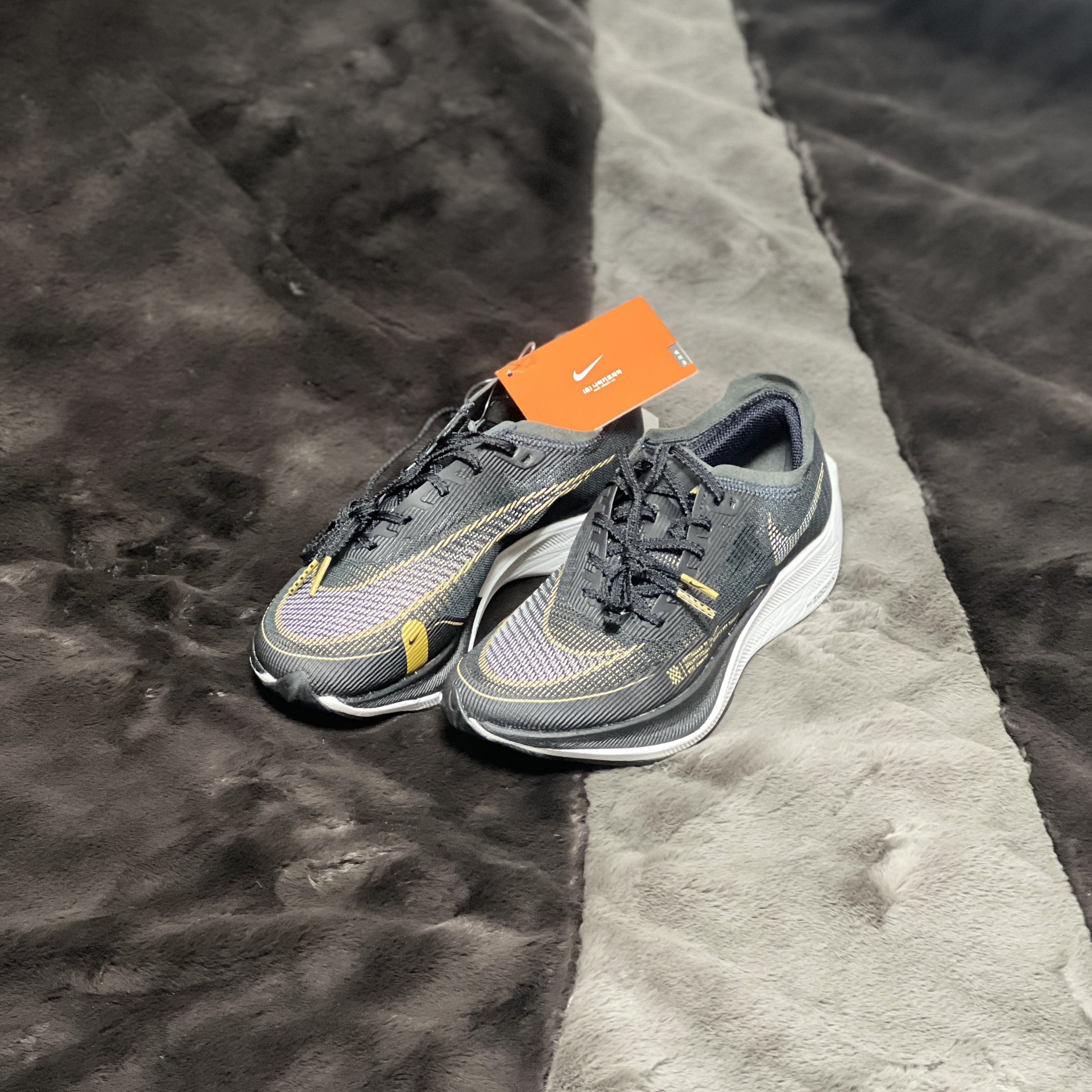 Nike ZoomX Vaporfly Next% 2 Black Gold 착용 스타일 - 2