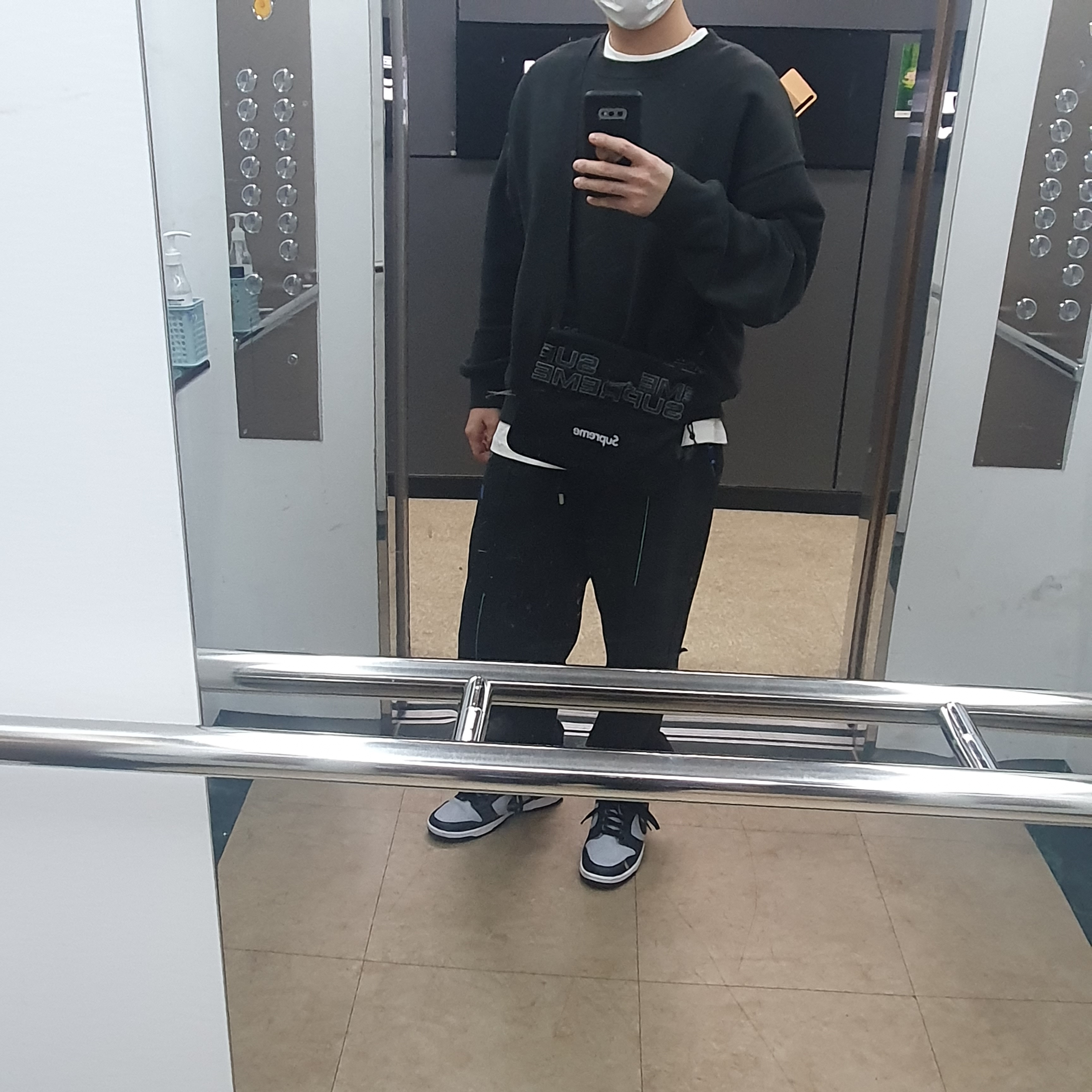 Supreme Side Bag Black - 21FW, Zara x Ader Error Jogger Pants Dark Anthracite Grey 착용 스타일