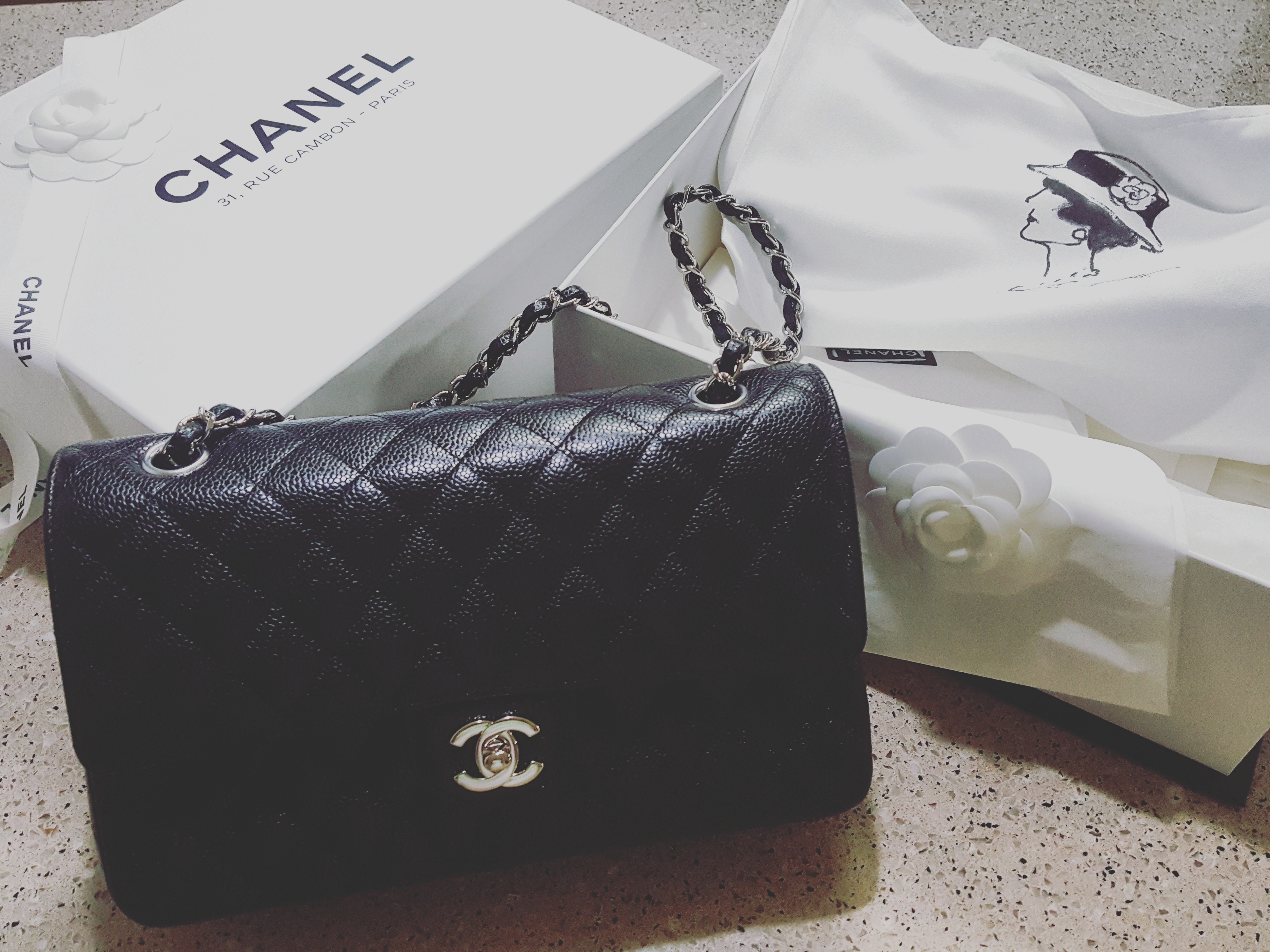 Chanel Medium Classic Handbag Grained Calfskin & Silver Black 착용 스타일