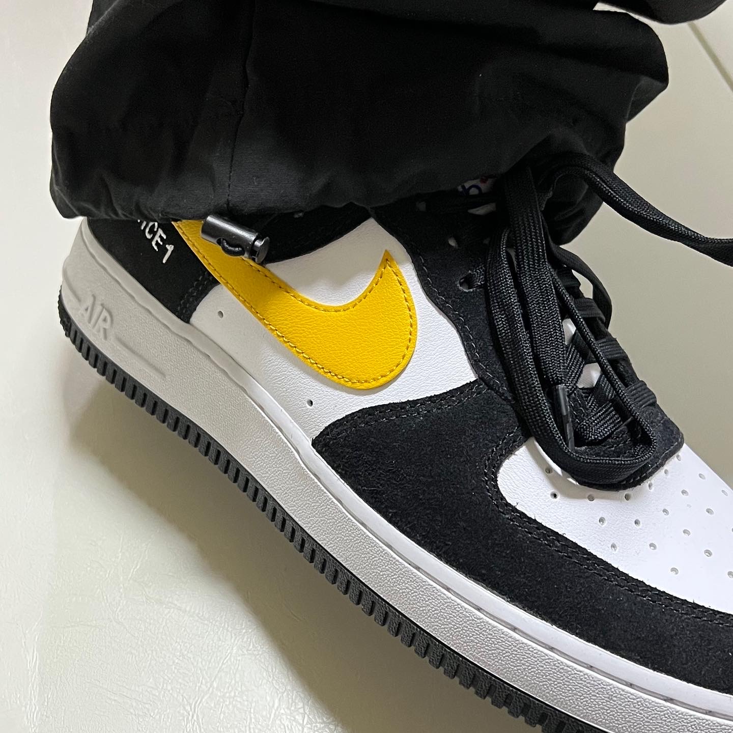 Nike Air Force 1 '07 LV8 Athletic Club Black Dark Sulfur 착용 스타일 - 1