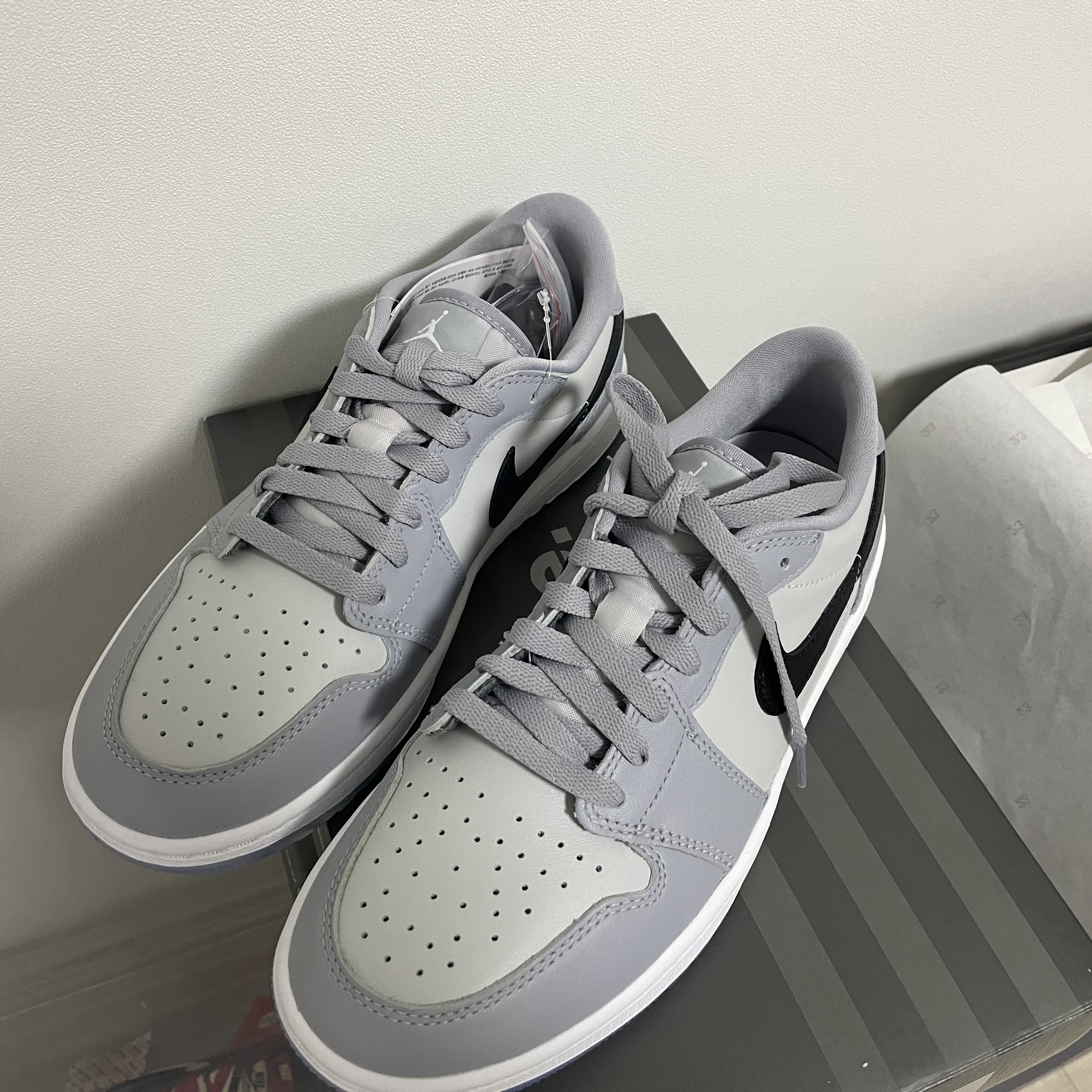 Jordan 1 Low Golf Wolf Grey 착용 스타일 - 1