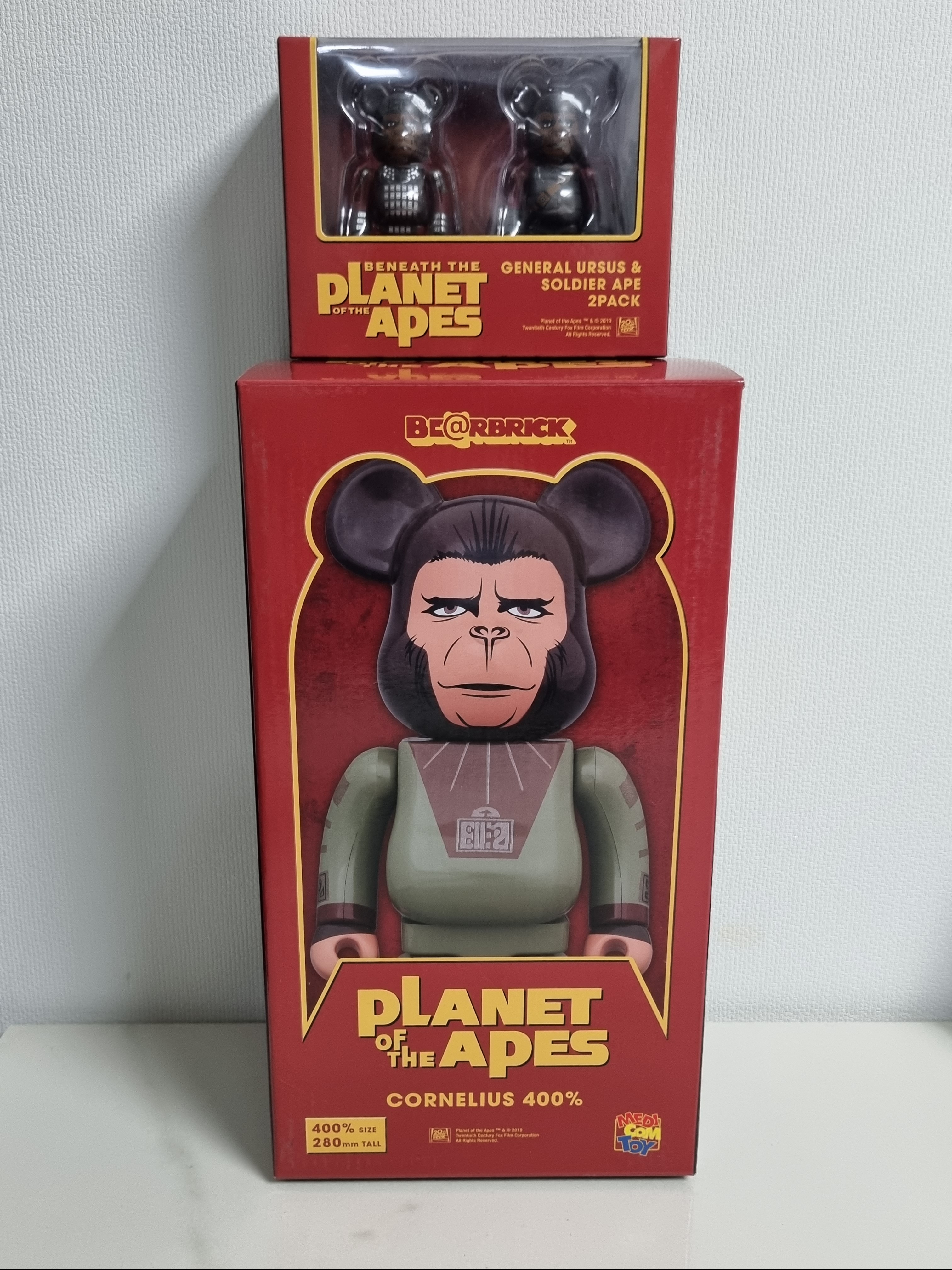 Bearbrick Planet Of The Apes General Ursus & Soldier Ape 2 Pack 100%, Bearbrick Planet Of the Apes Cornelius 400% 착용 스타일