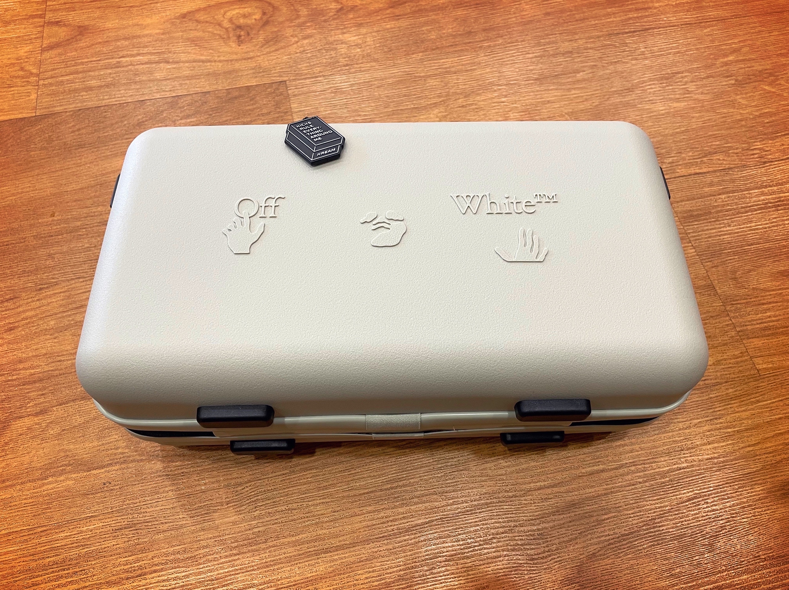 Off-White x Amore Pacific Protection Box (Without Cosmetics) 착용 스타일