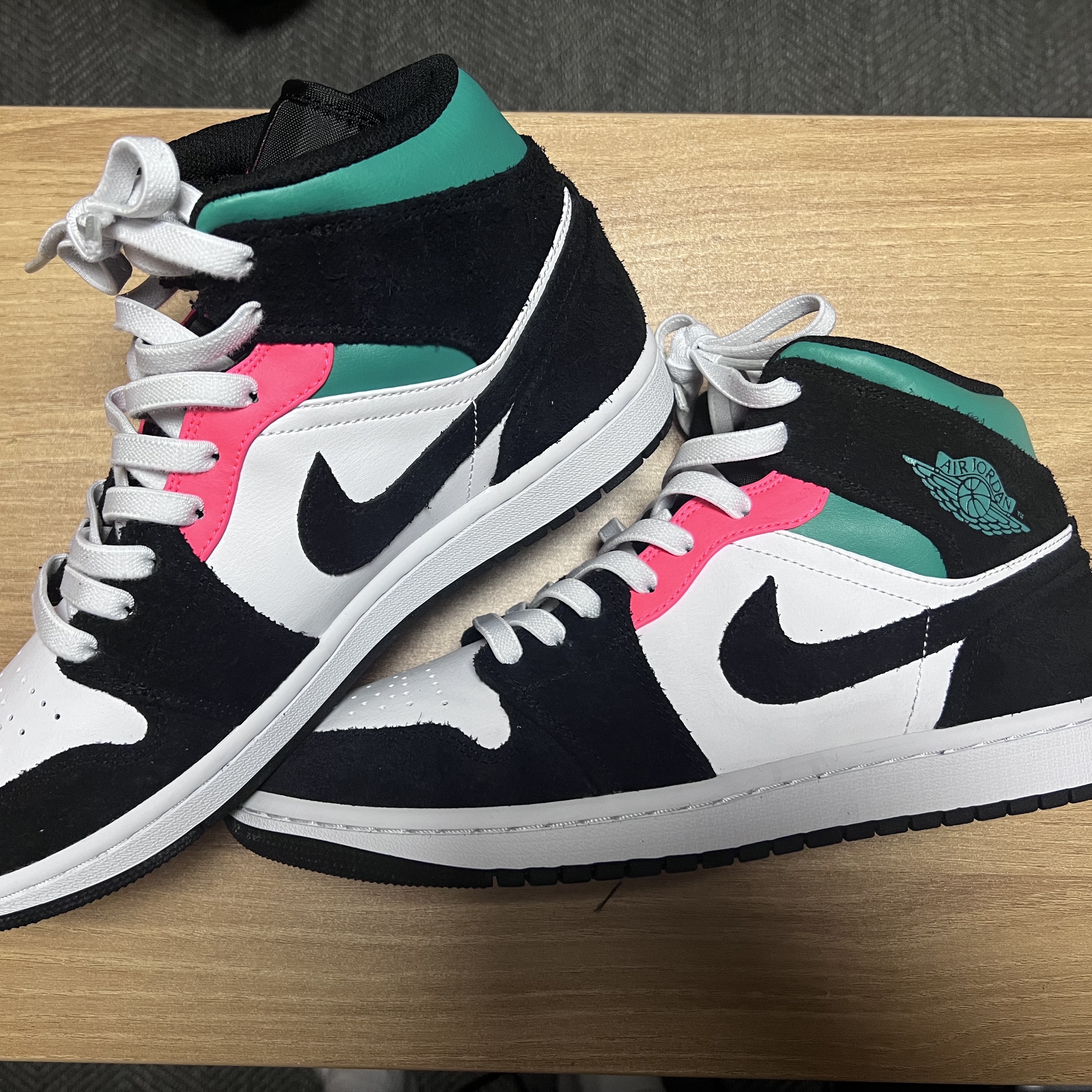Jordan 1 Mid SE South Beach 착용 스타일