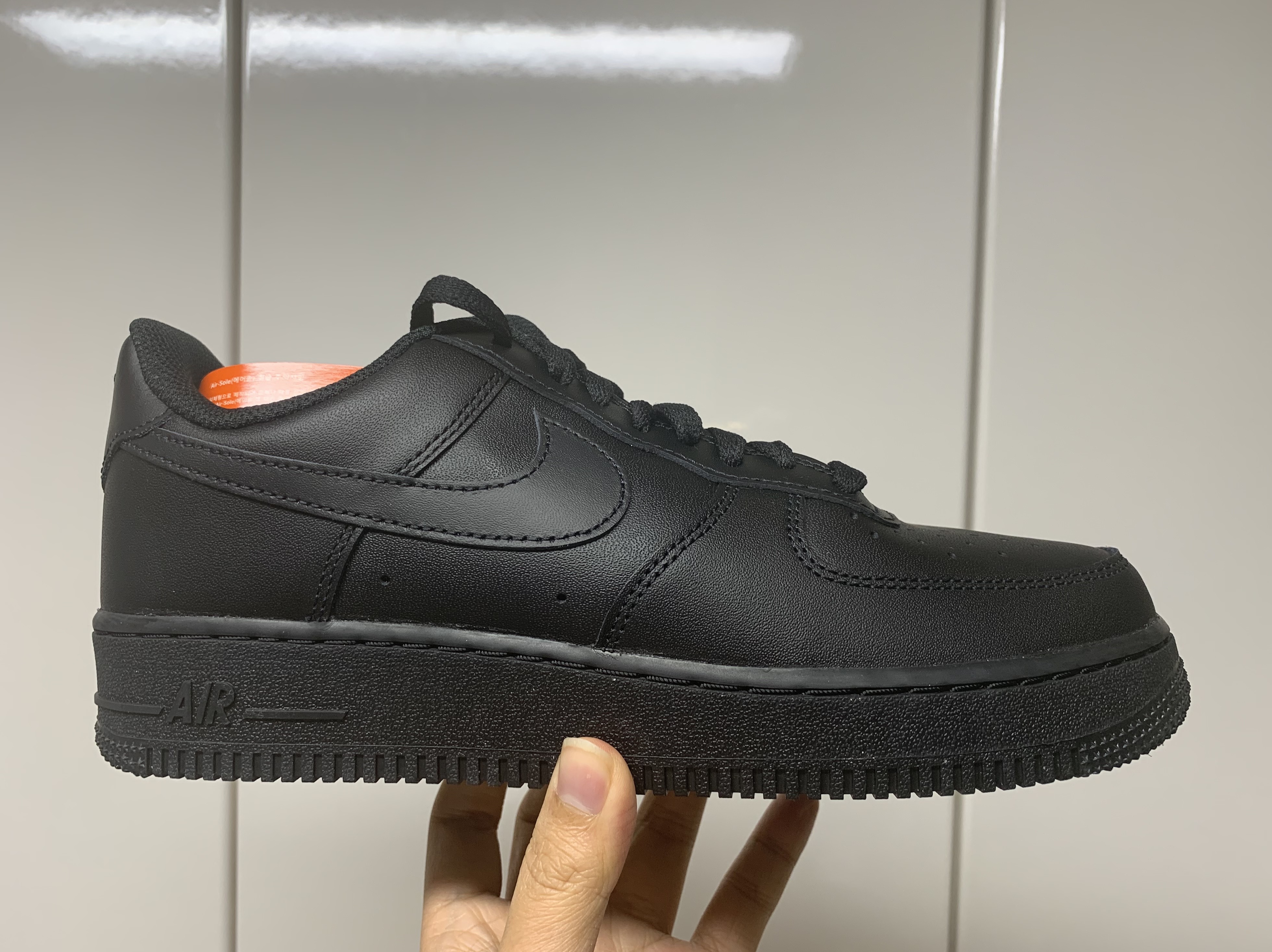 Nike Air Force 1 '07 Low Triple Black 착용 스타일