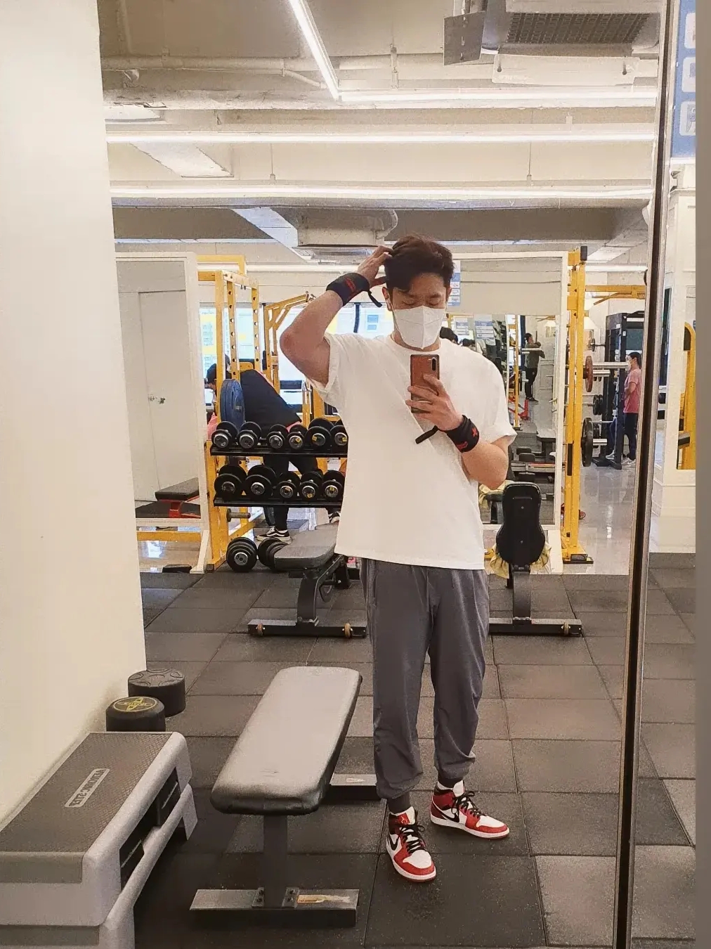 Jordan 1 Mid Chicago 2020 착용 스타일 - 2