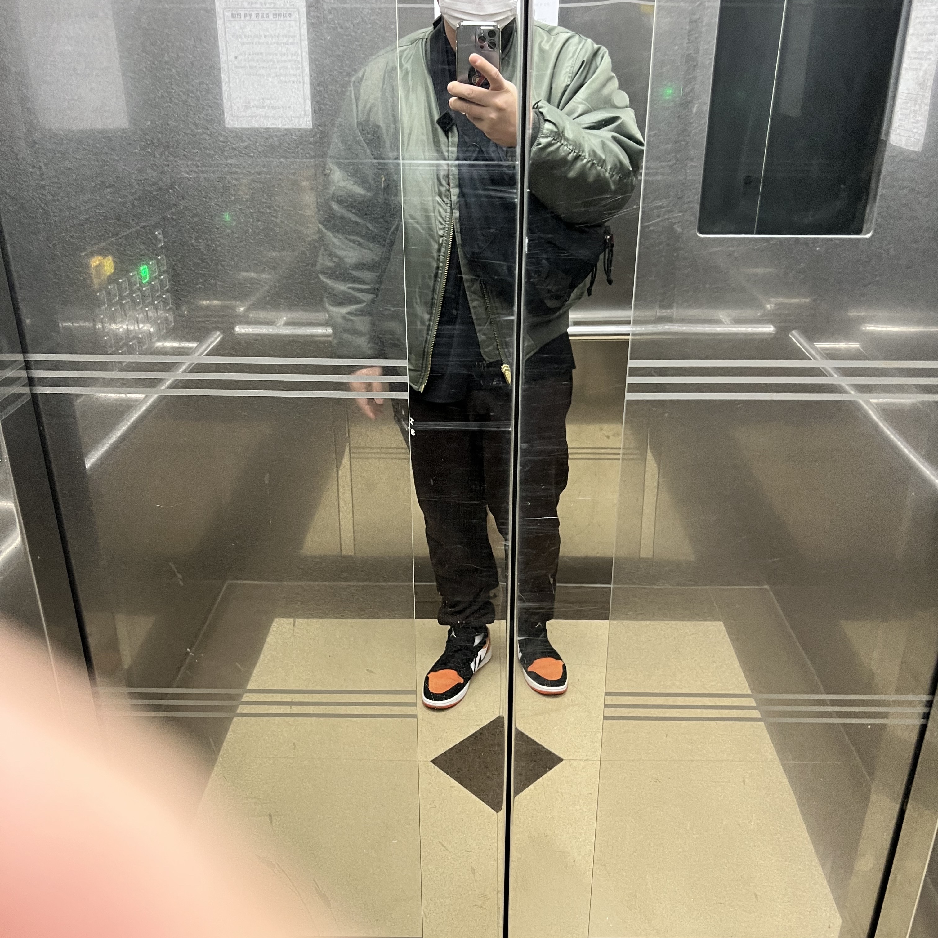 IAB Studio Sweatpants Brown, Jordan 1 Low Shattered Backboard 착용 스타일 - 1