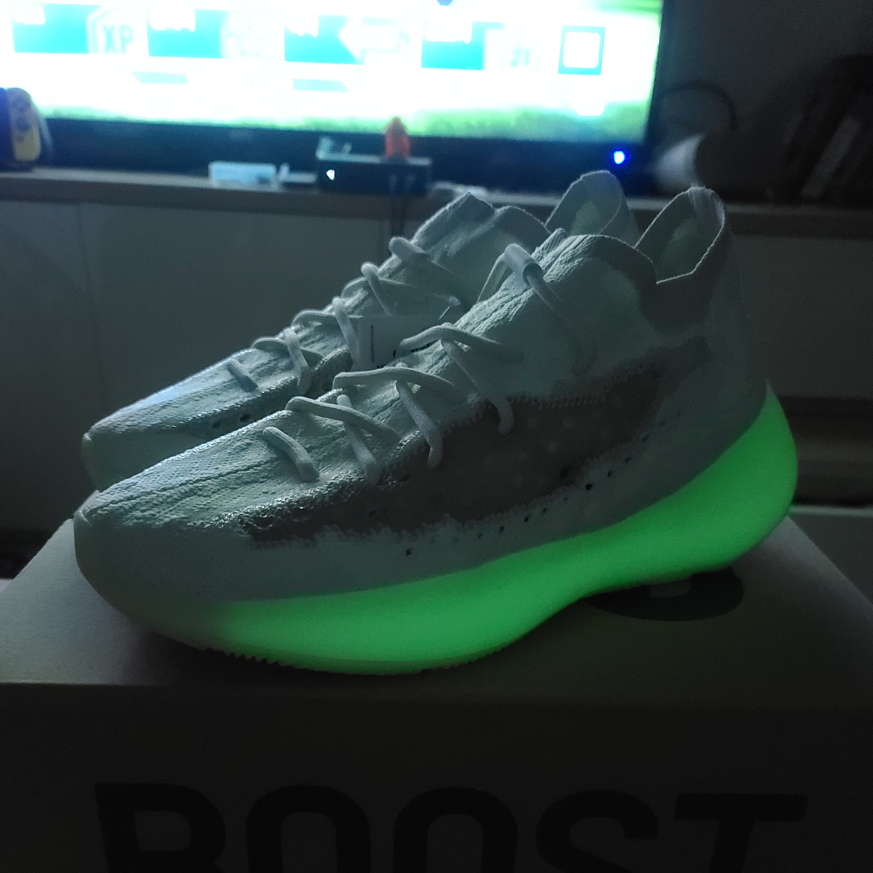 Adidas Yeezy Boost 380 Calcite Glow 착용 스타일 - 2