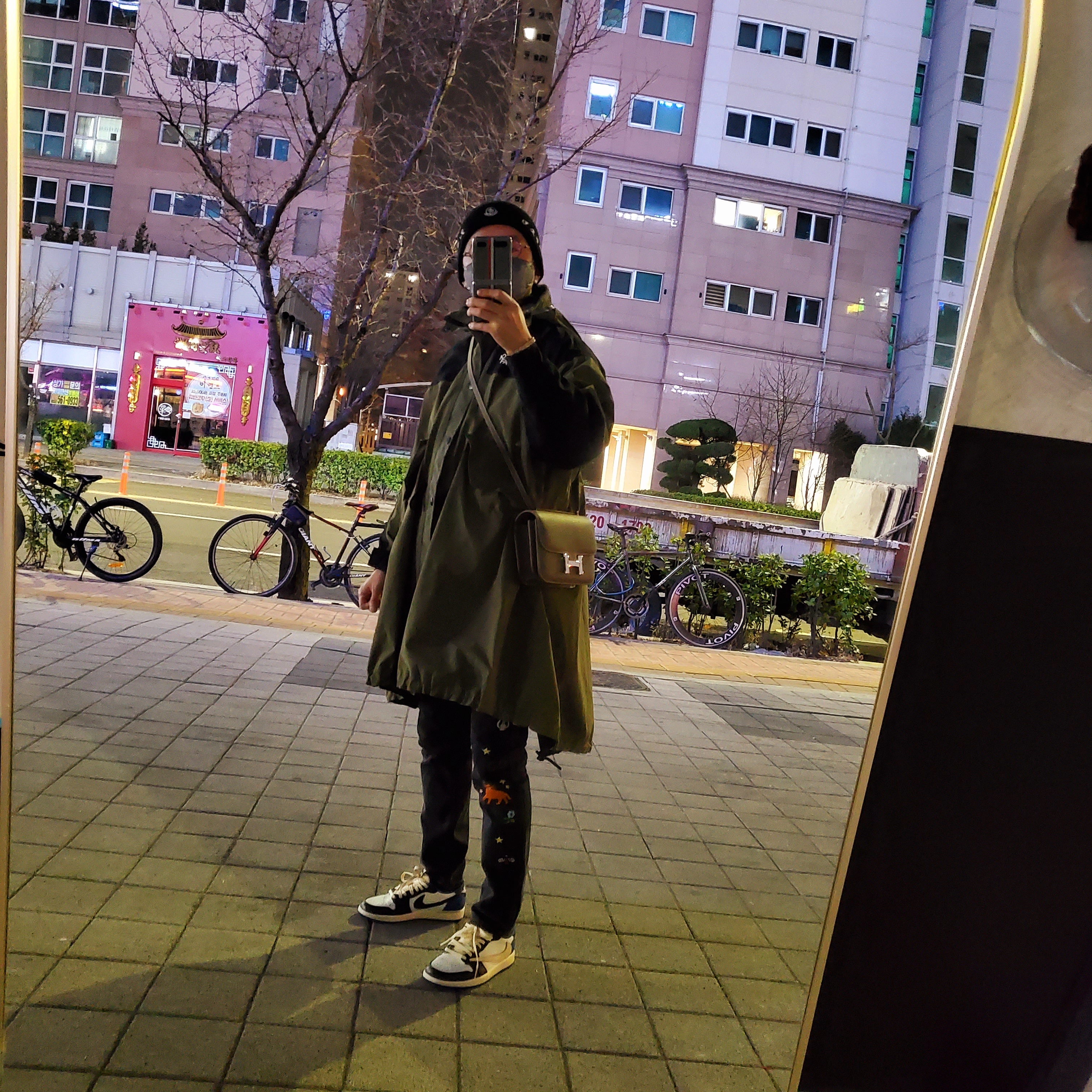Jordan 1 x Travis Scott x Fragment Retro Low OG SP Military Blue, Hermes Constance III Mini 18 Bag Epsom & Gold 착용 스타일
