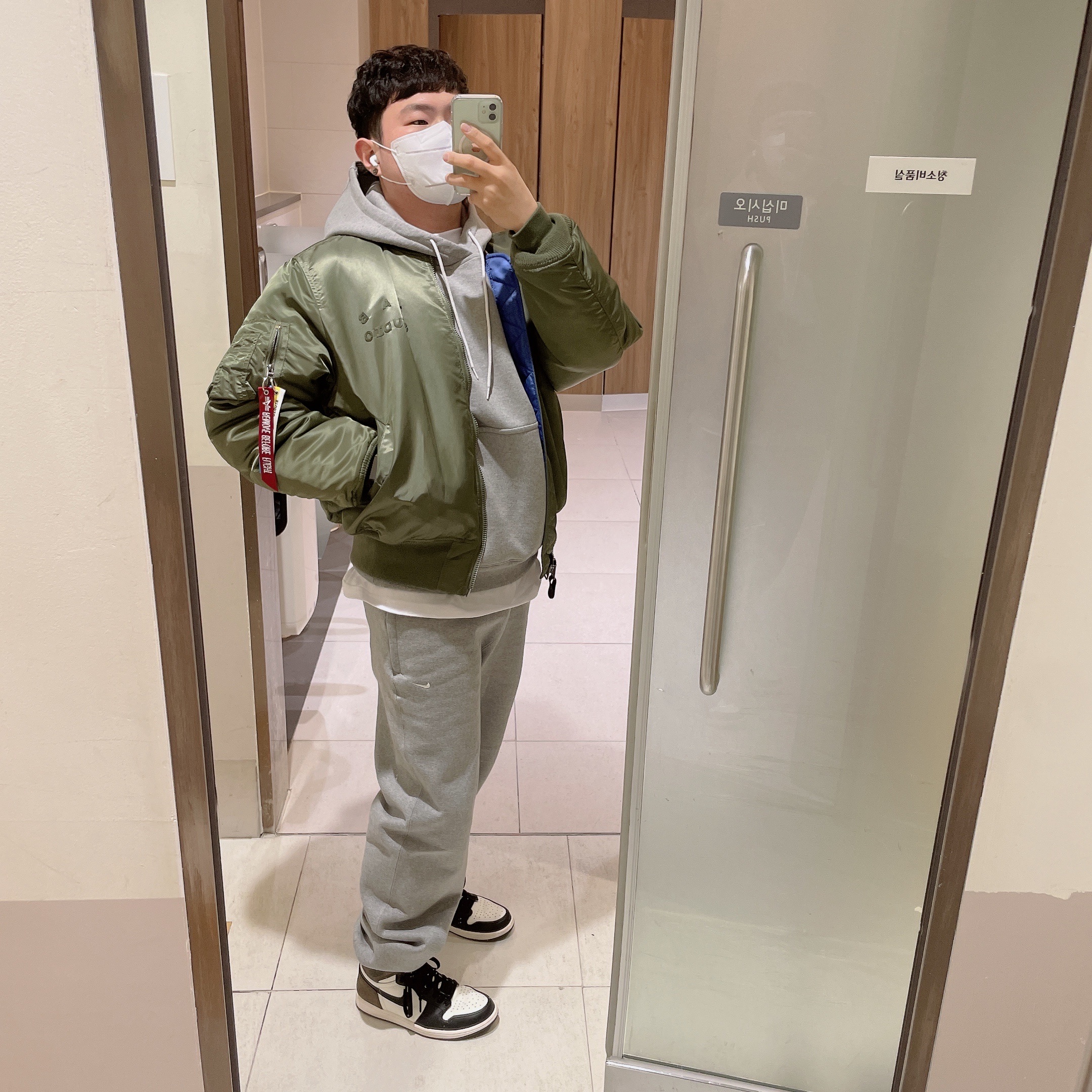 IAB Studio x Alpha Industries MA-1 Jacket Khaki, Jordan 1 Retro High OG Black Mocha 착용 스타일