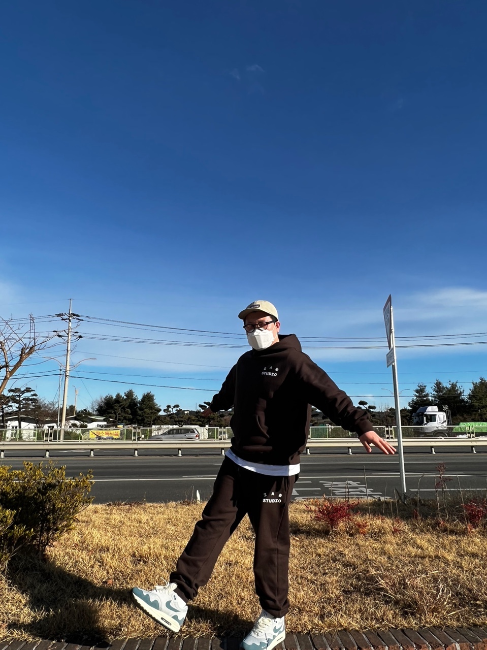 IAB Studio Sweatpants Brown, IAB Studio Hoodie Brown 착용 스타일