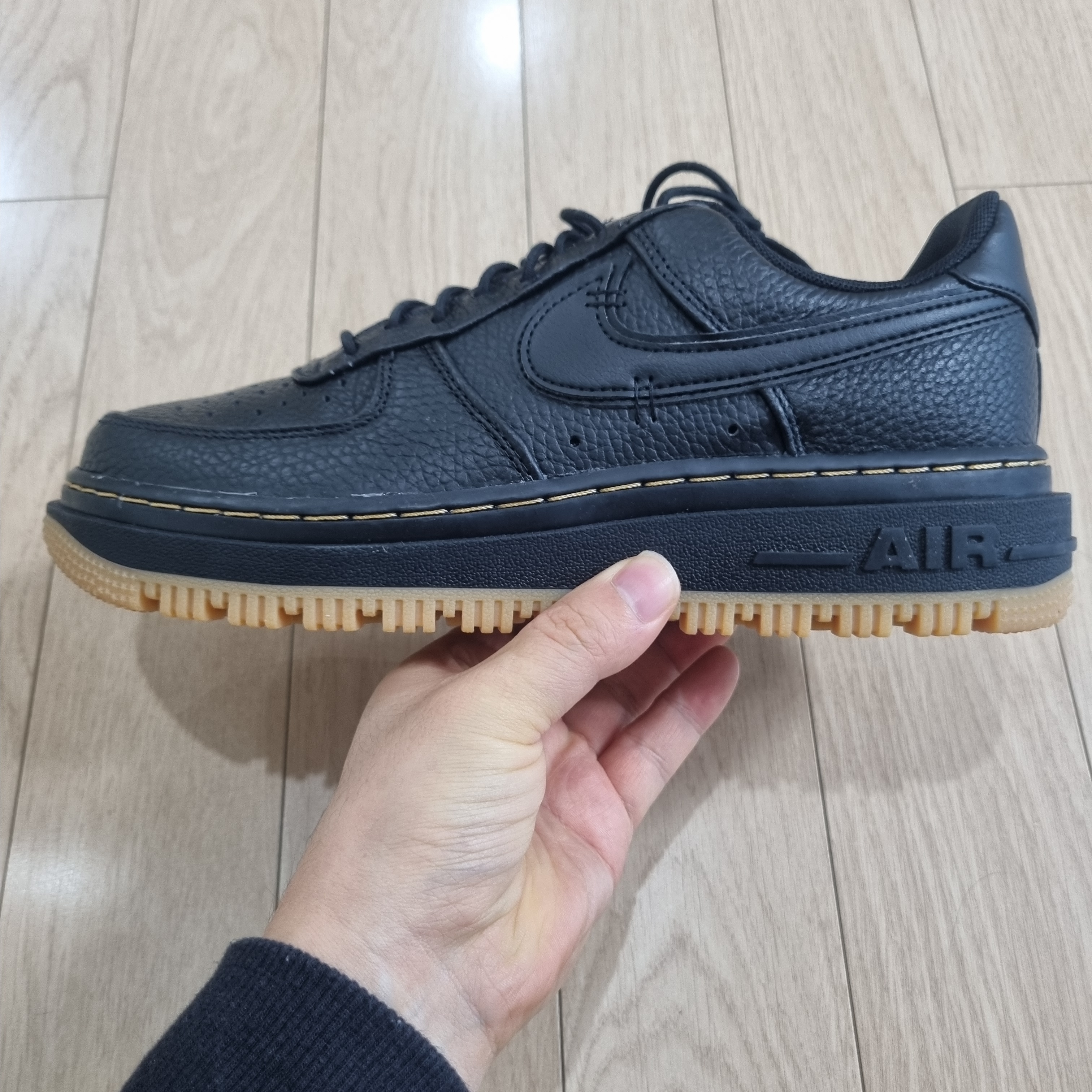 Nike Air Force 1 Luxe Black 착용 스타일 - 2
