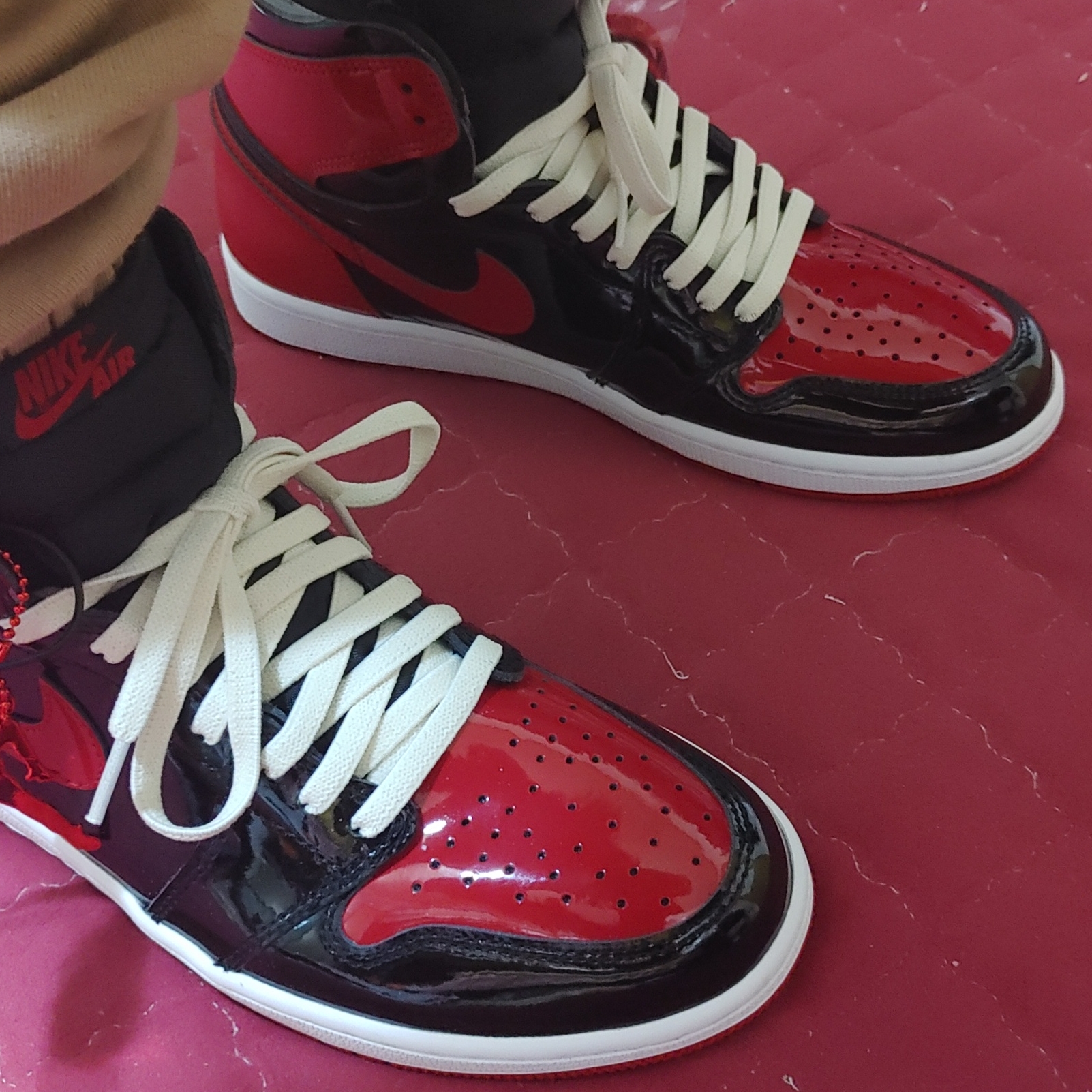 Jordan 1 Retro High OG Patent Bred 착용 스타일 - 1