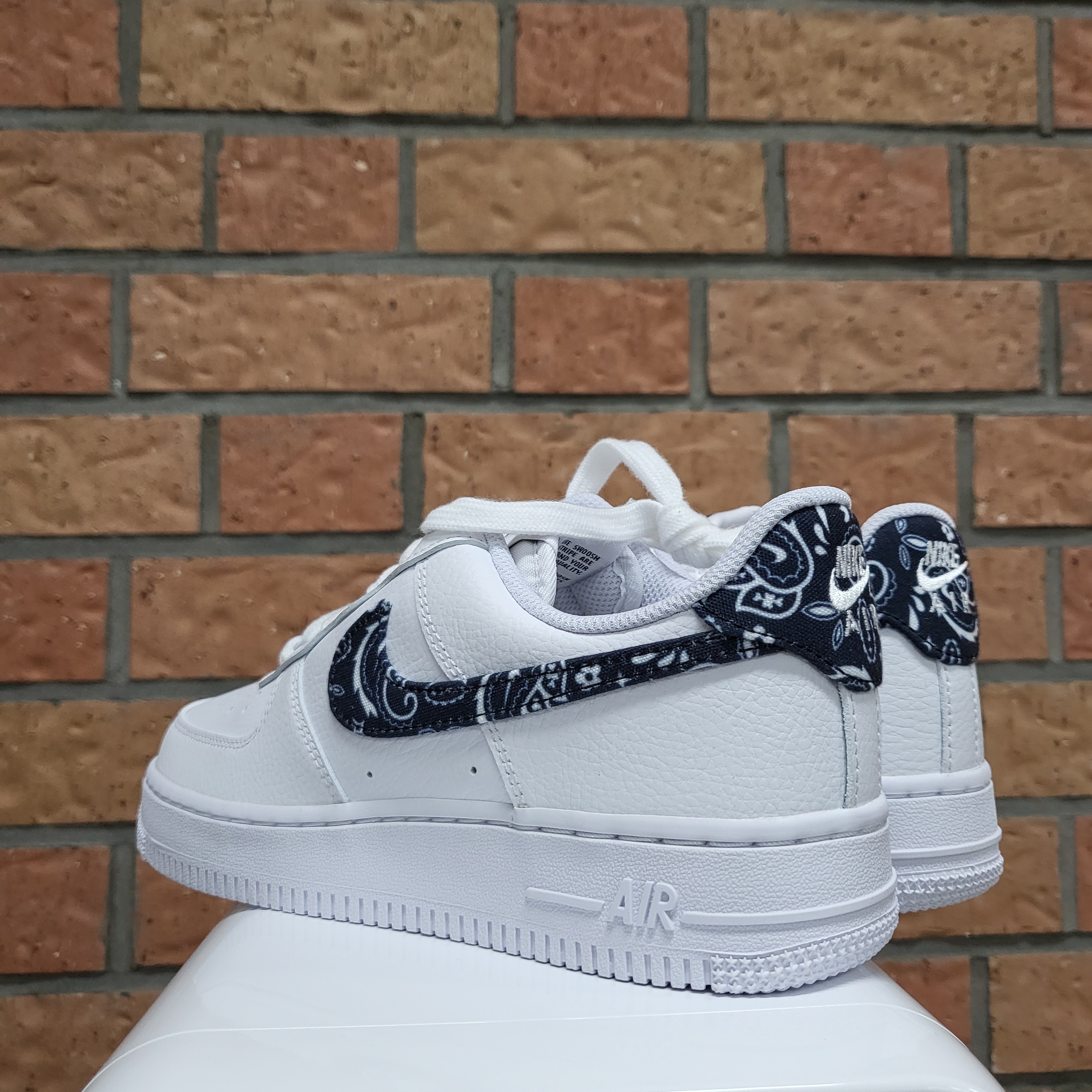 (W) Nike Air Force 1 '07 Essential Paisley Swoosh White Black 착용 스타일 - 2