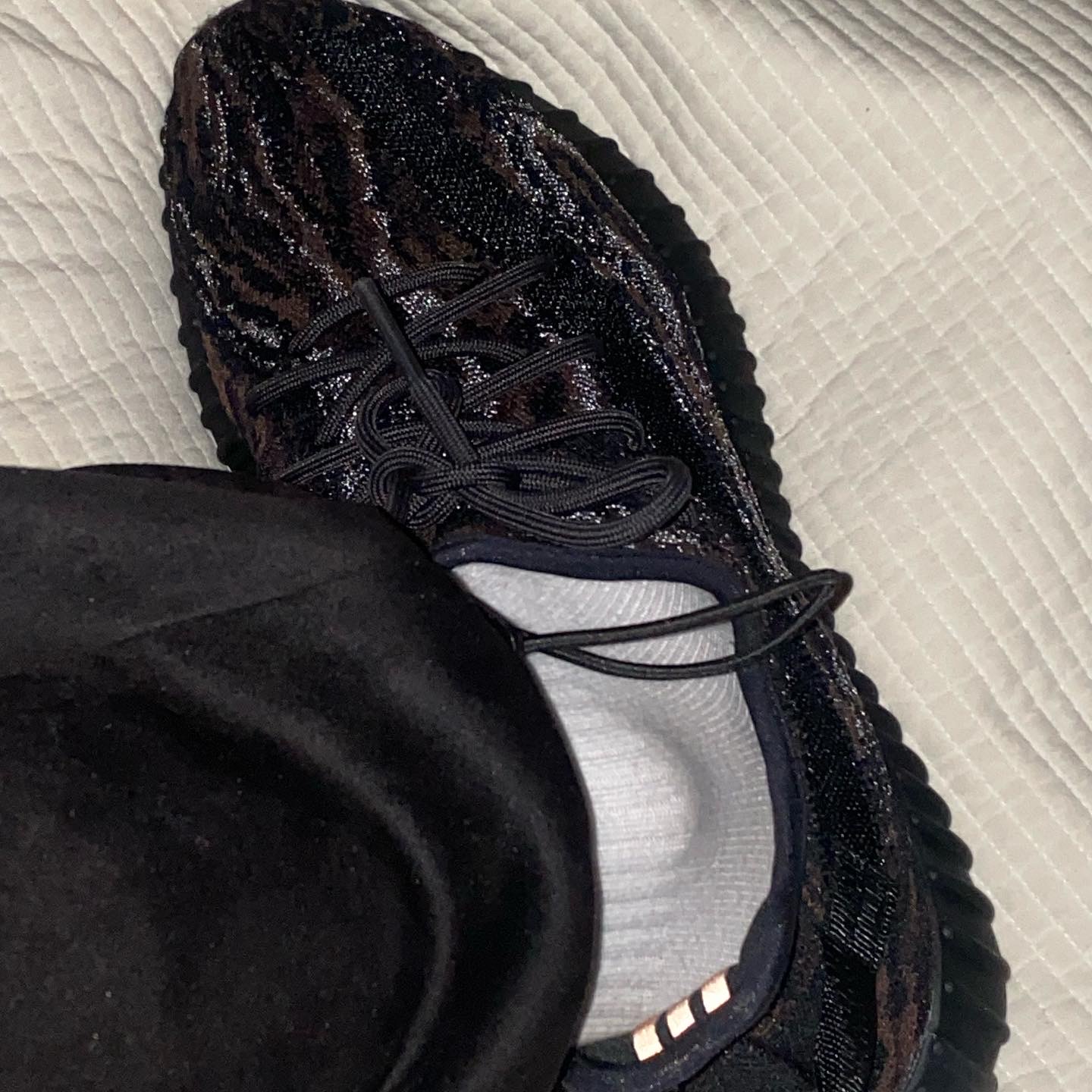 Adidas Yeezy Boost 350 V2 MX Rock 착용 스타일 - 2