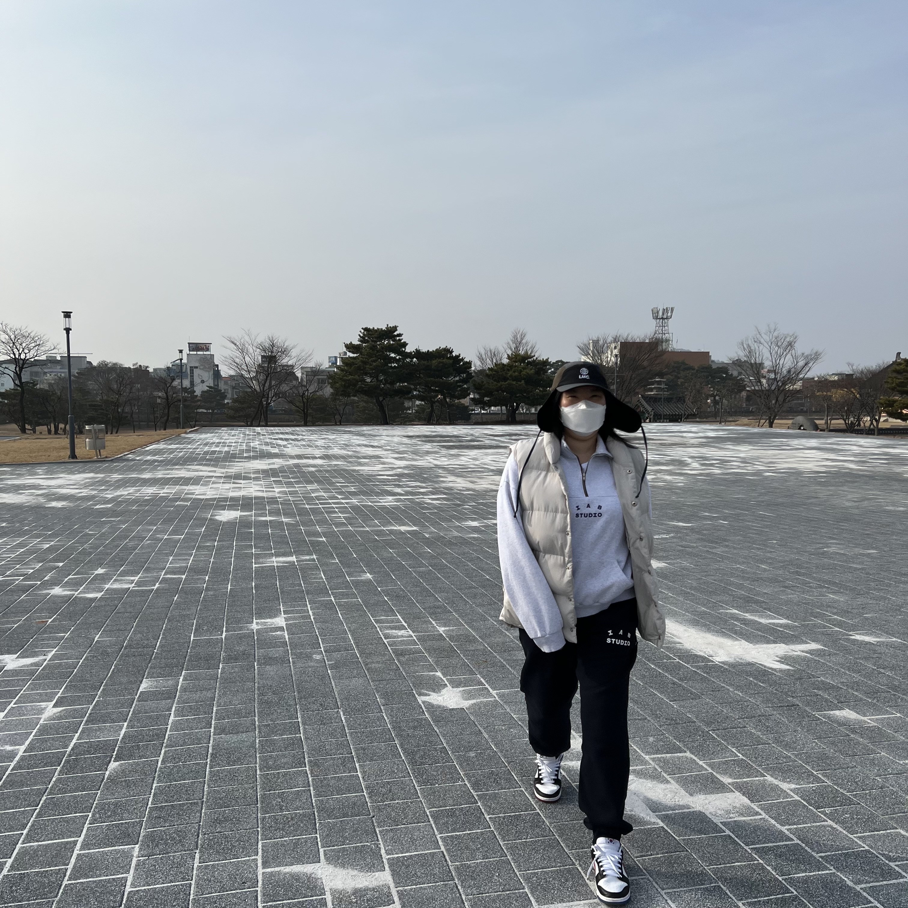 IAB Studio x LMC Black Earflap Cap, IAB Studio Half Zip Pullover Light Gray 착용 스타일