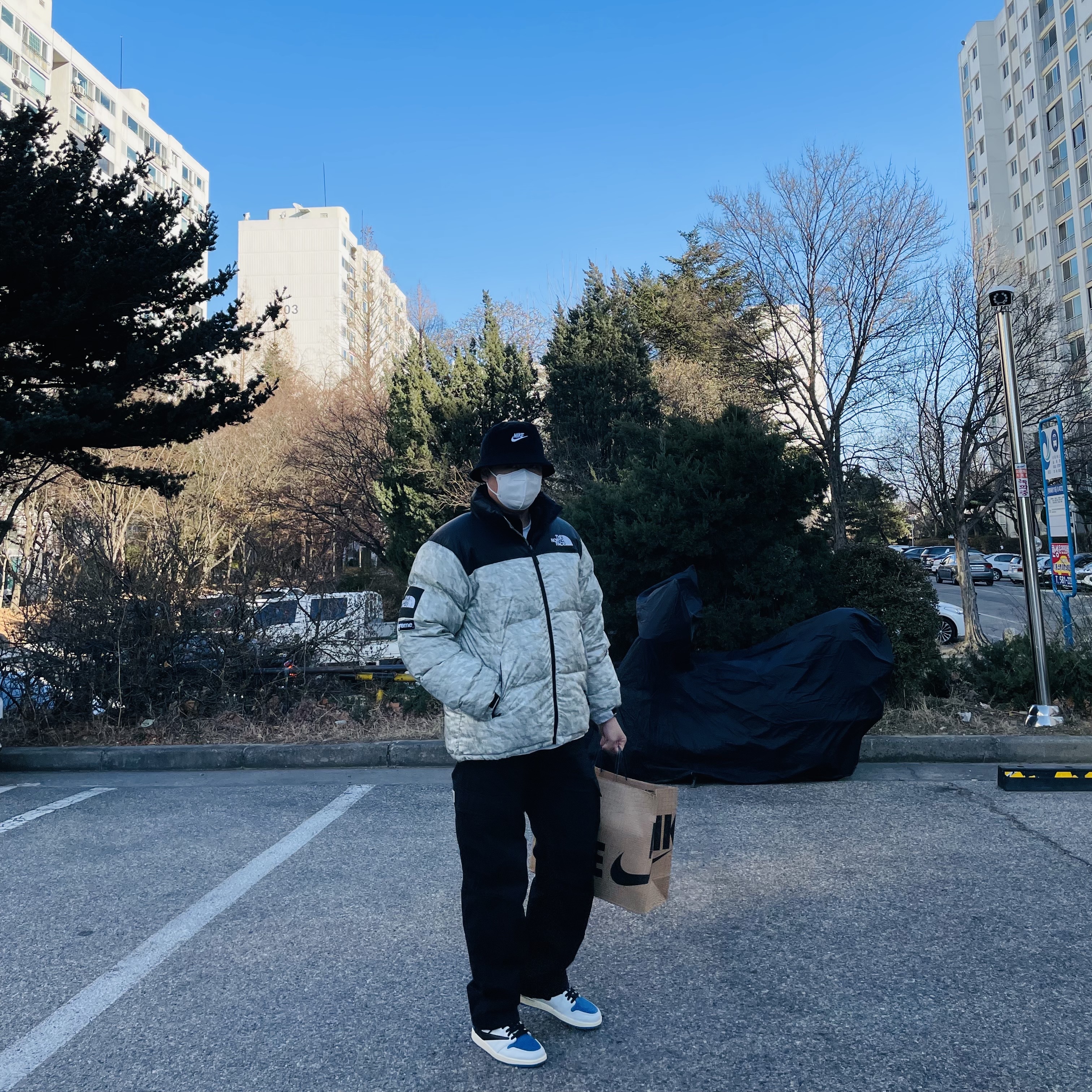 Supreme x The North Face Paper Print Nuptse Jacket - 19FW, Jordan 1 x Travis Scott x Fragment Retro High OG SP Military Blue 착용 스타일 - 2