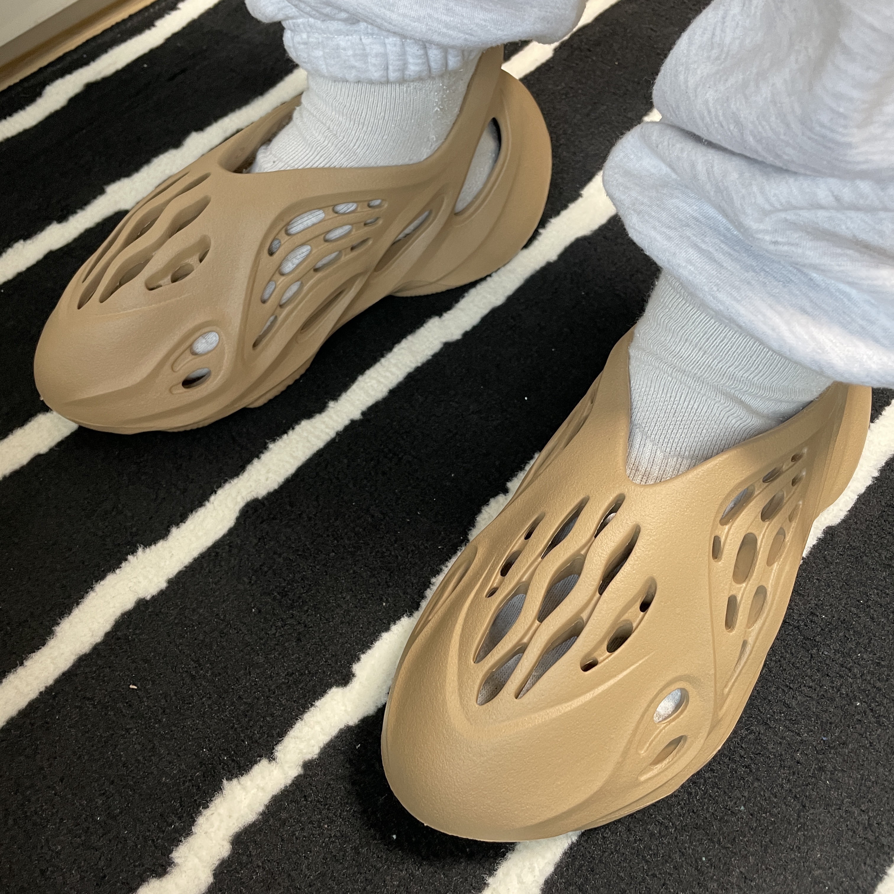 Adidas Yeezy Foam RNNR Ochre 착용 스타일