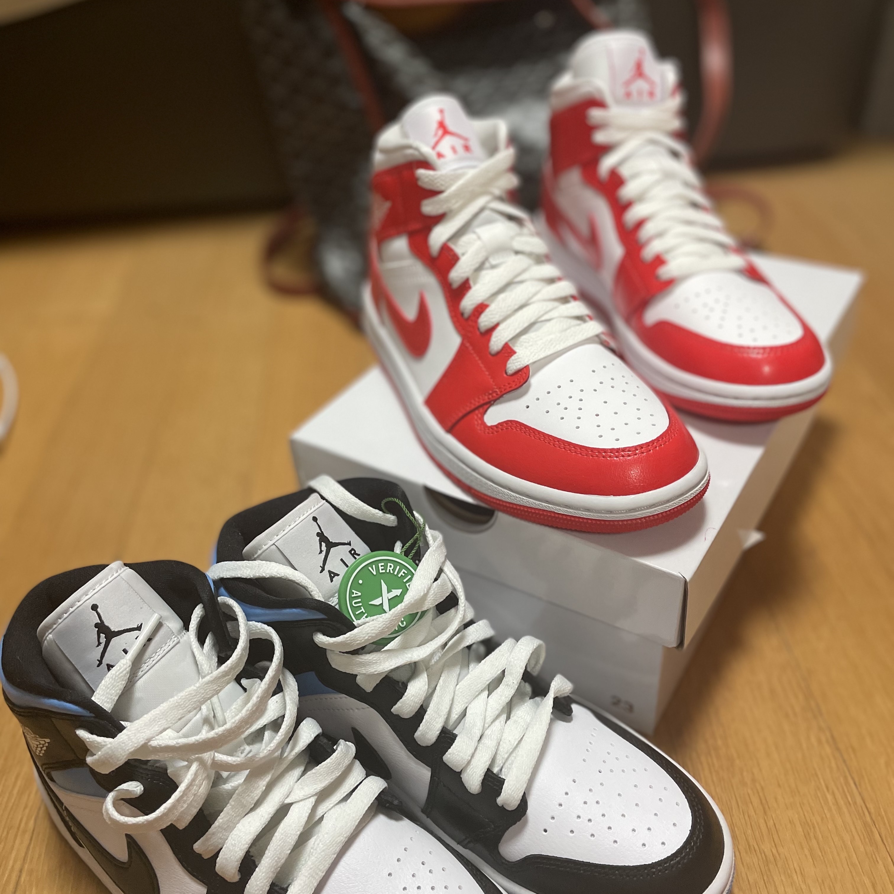 (W) Jordan 1 Mid Habanero Red, (W) Jordan 1 Mid White Black University Blue 착용 스타일 - 2