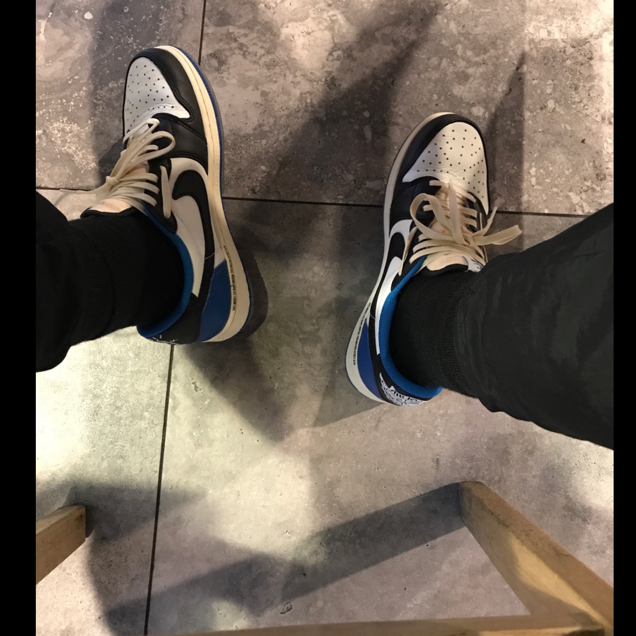 Jordan 1 x Travis Scott x Fragment Retro Low OG SP Military Blue, Nike x Matthew M Williams NRG Socks Black Blue Jay 착용 스타일