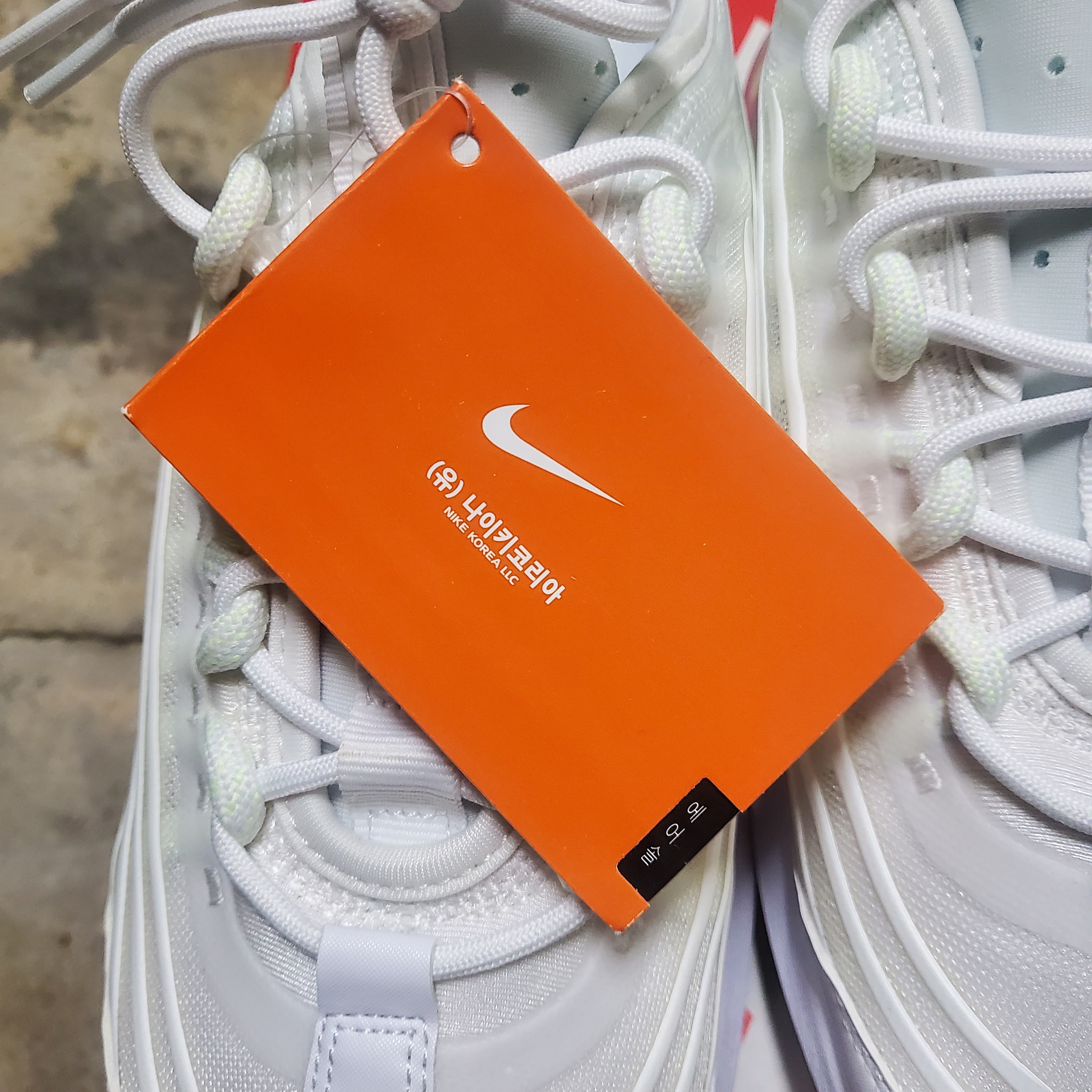 (W) Nike Air Max Zoom 950 White Barely Volt 착용 스타일 - 1
