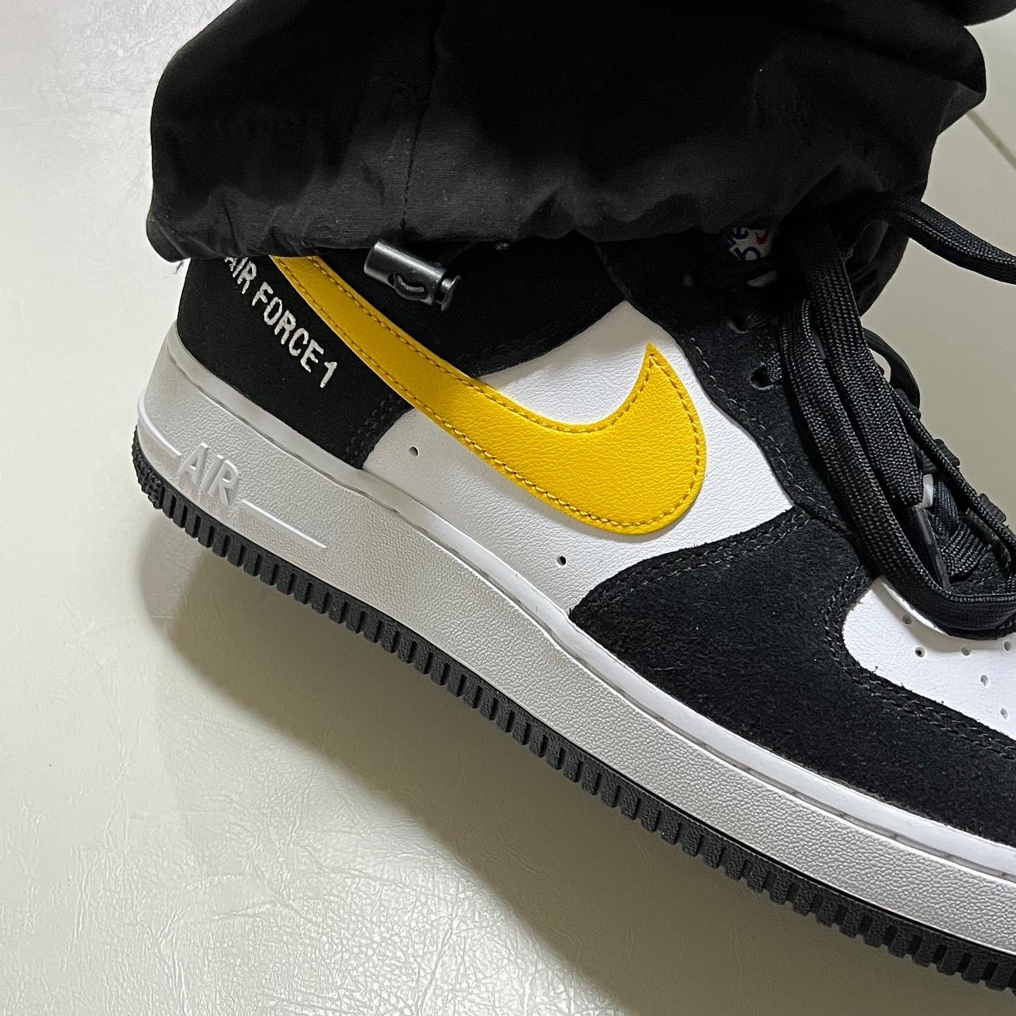 Nike Air Force 1 '07 LV8 Athletic Club Black Dark Sulfur 착용 스타일 - 3