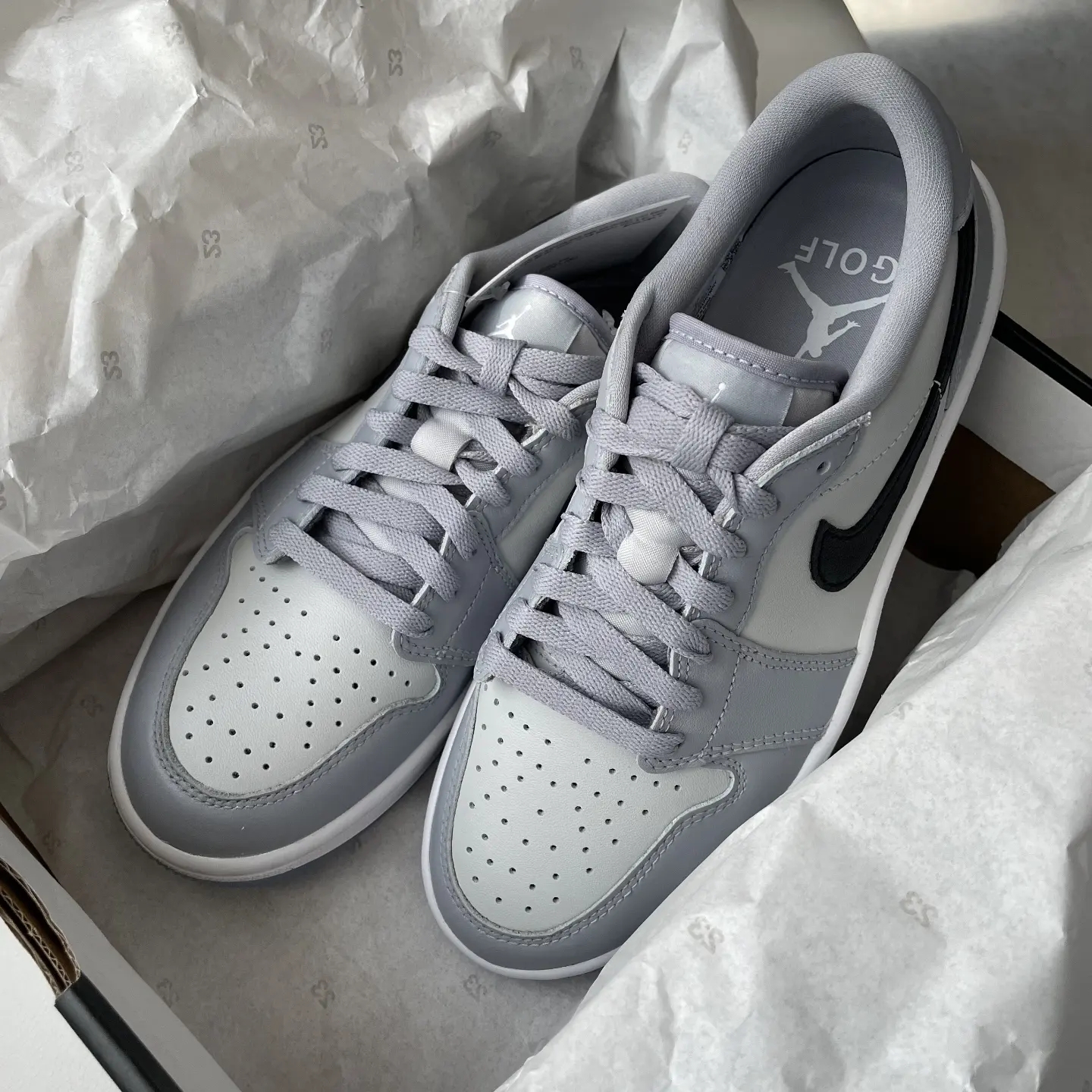 Jordan 1 Low Golf Wolf Grey 착용 스타일 - 2