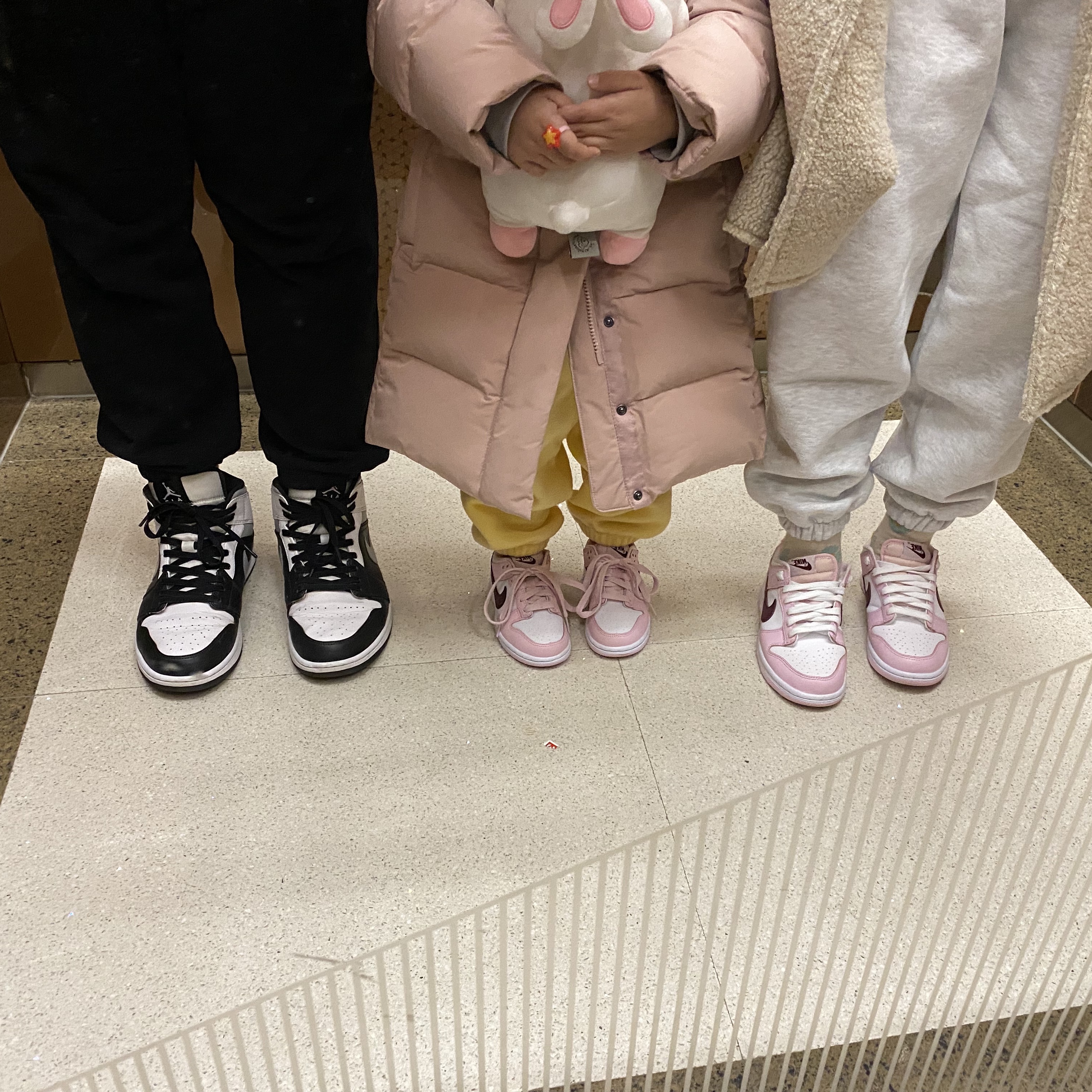 Jordan 1 Mid White Shadow, (PS) Nike Dunk Low Pink Foam 착용 스타일