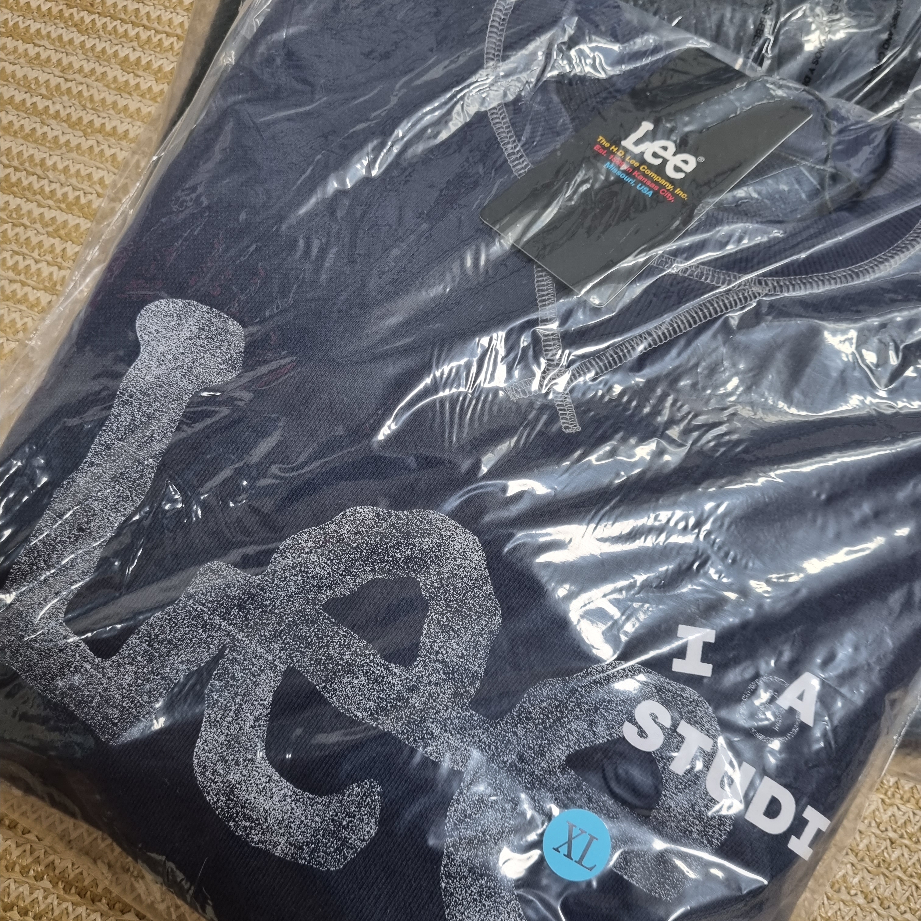 IAB Studio x Lee Pigment Sweatshirt Indigo Navy 착용 스타일 - 1