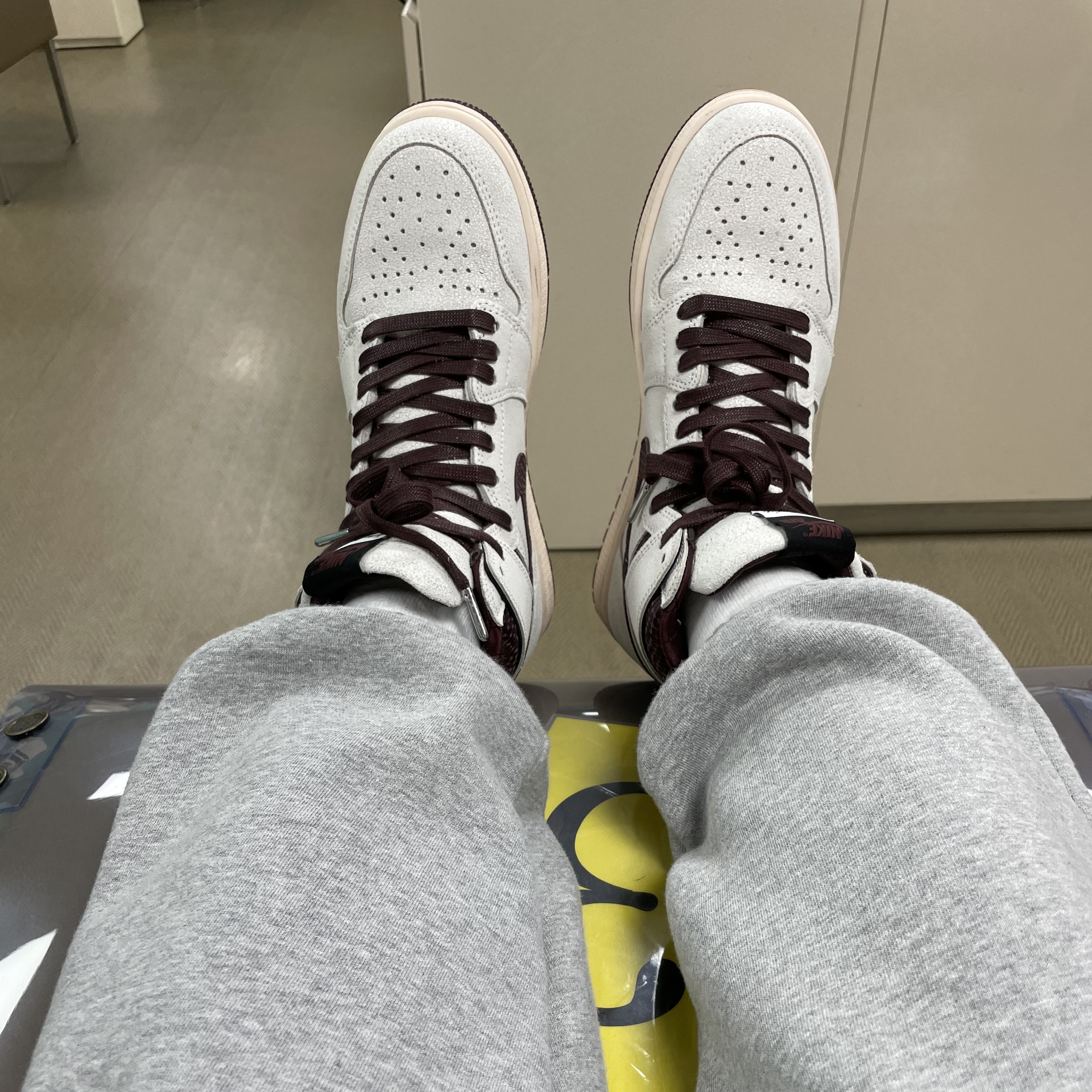 Jordan 1 x A Ma Maniere Retro High OG SP Sail and Burgundy 착용 스타일 - 2