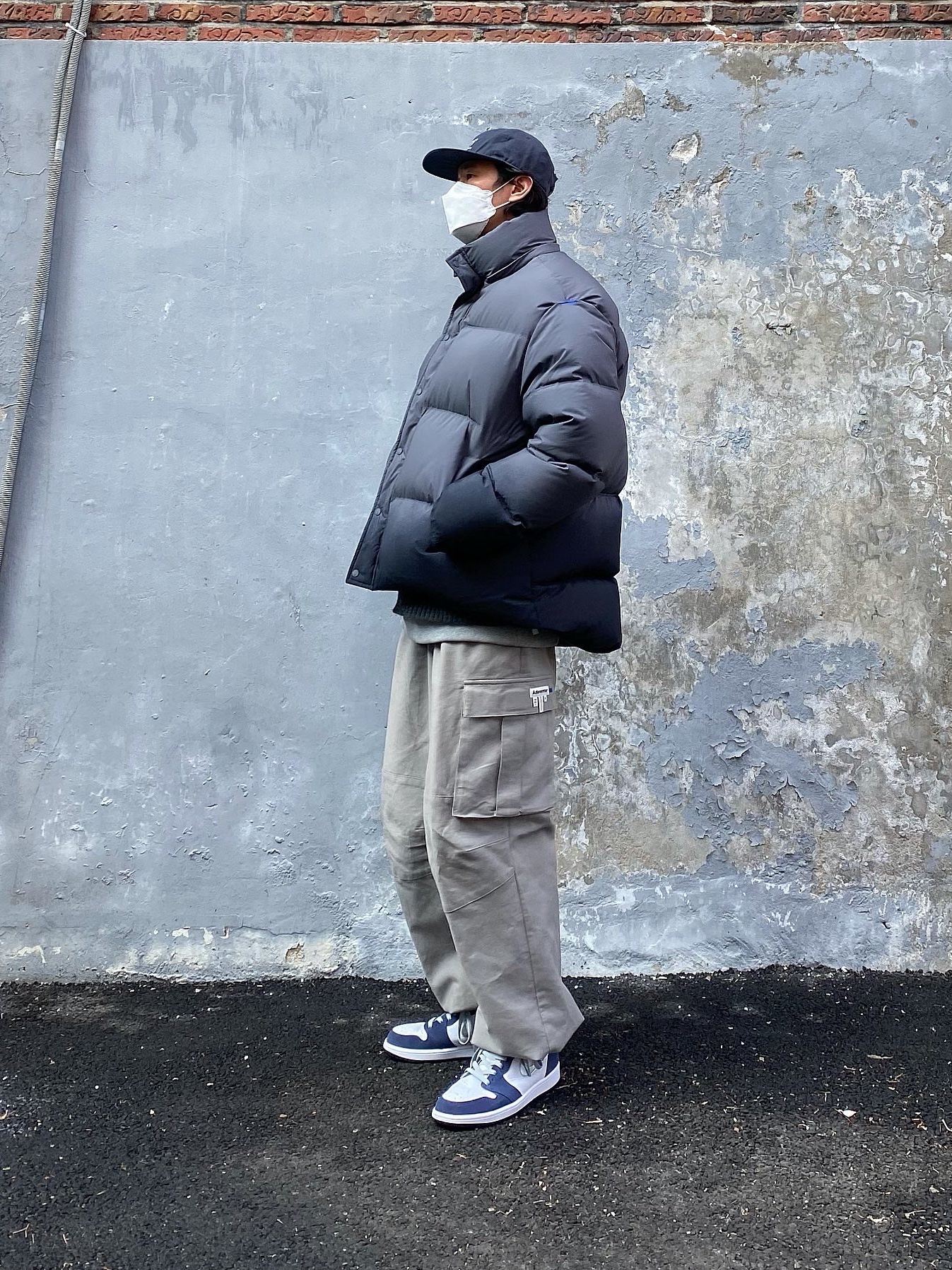 Zara x Ader Error Puffer Jacket Grey, Jordan 1 Retro High OG CO.JP Midnight Navy 착용 스타일 - 4
