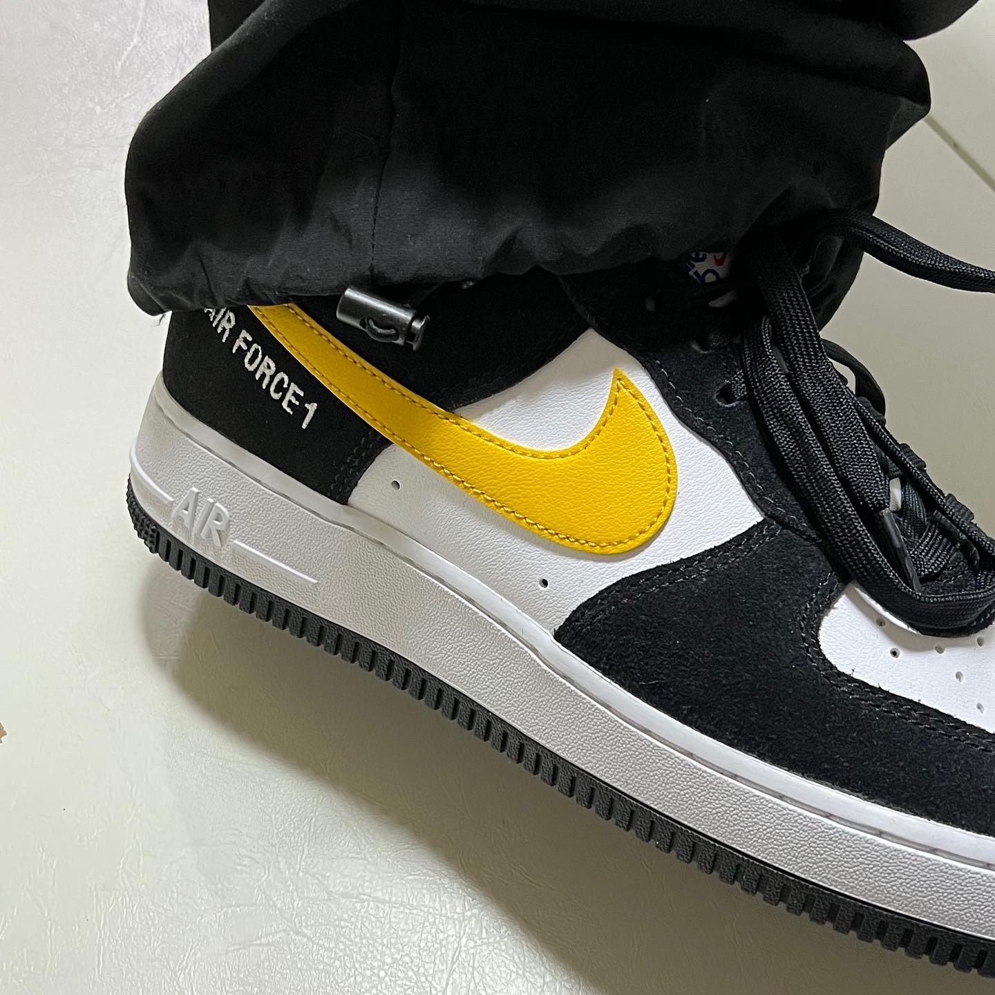 Nike Air Force 1 '07 LV8 Athletic Club Black Dark Sulfur 착용 스타일 - 2