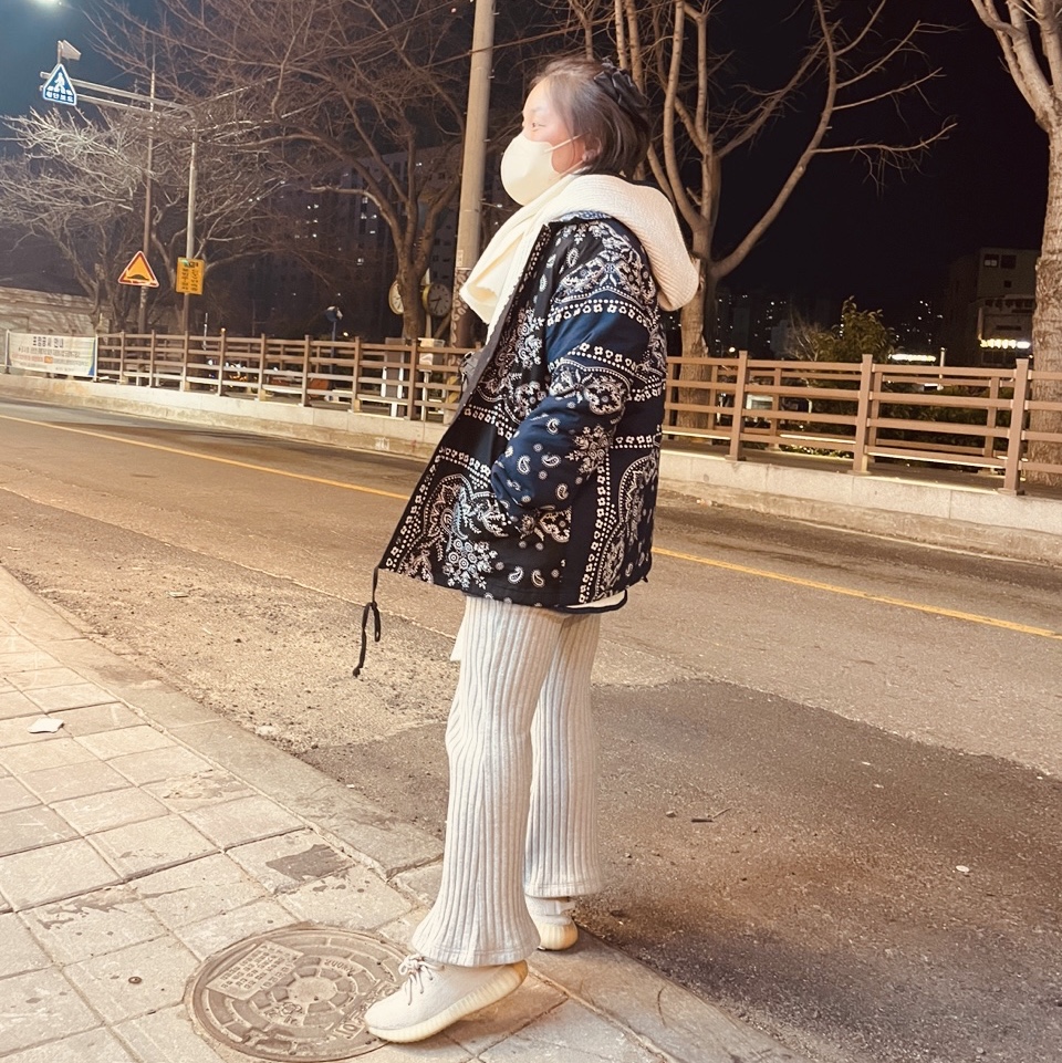 Adidas Yeezy Boost 350 V2 Sesame 2018, The Museum Visitor Heart Sprayed T-Shirt White 착용 스타일 - 1