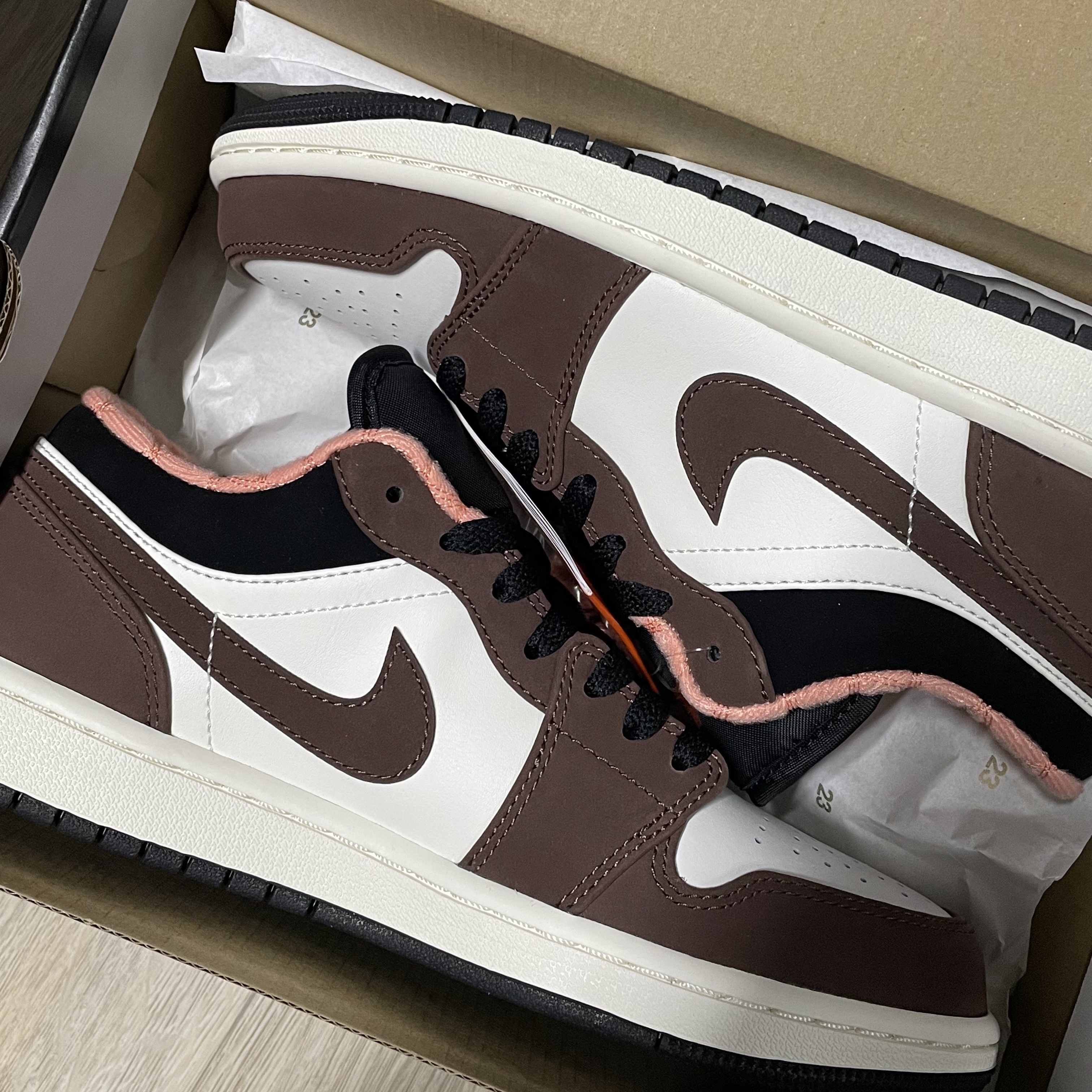 Jordan 1 Low SE Chocolate Bliss 착용 스타일