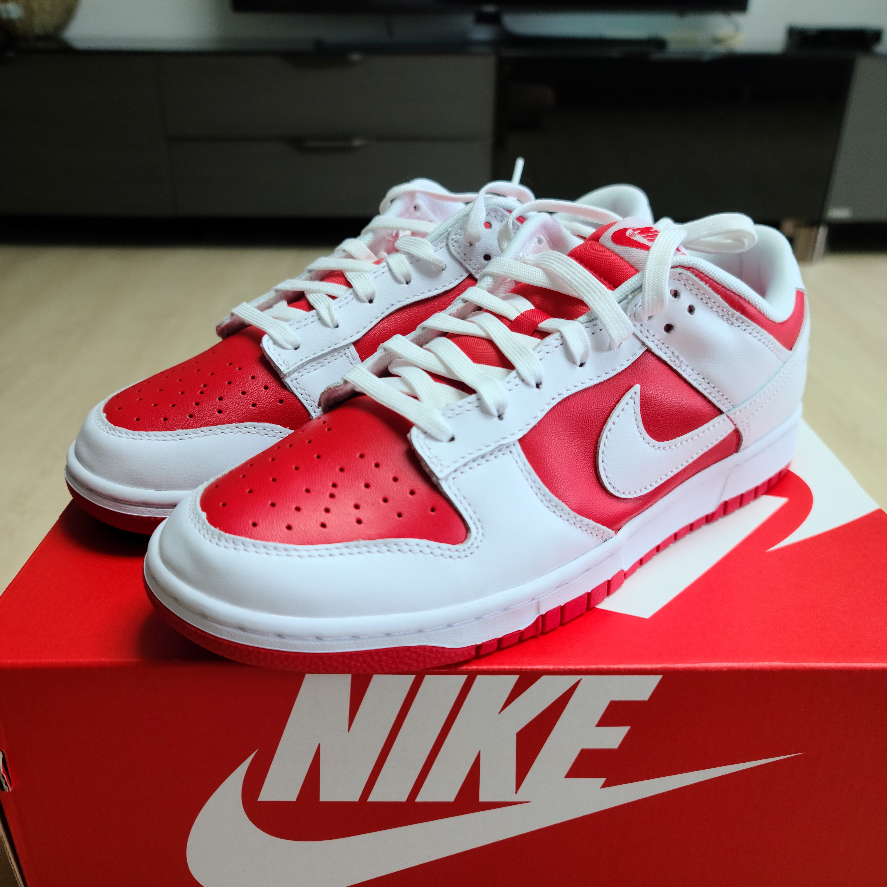 Nike Dunk Low Retro Championship Red 착용 스타일